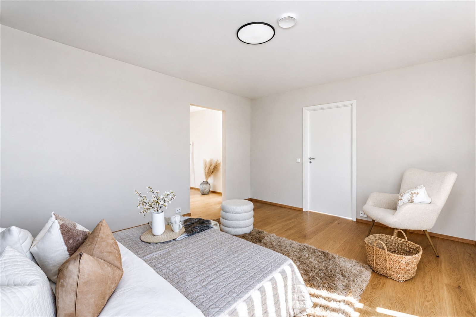 Hovedsoverom. Åpning til venstre er inn til walk-in garderobe og badet. Galleribilde