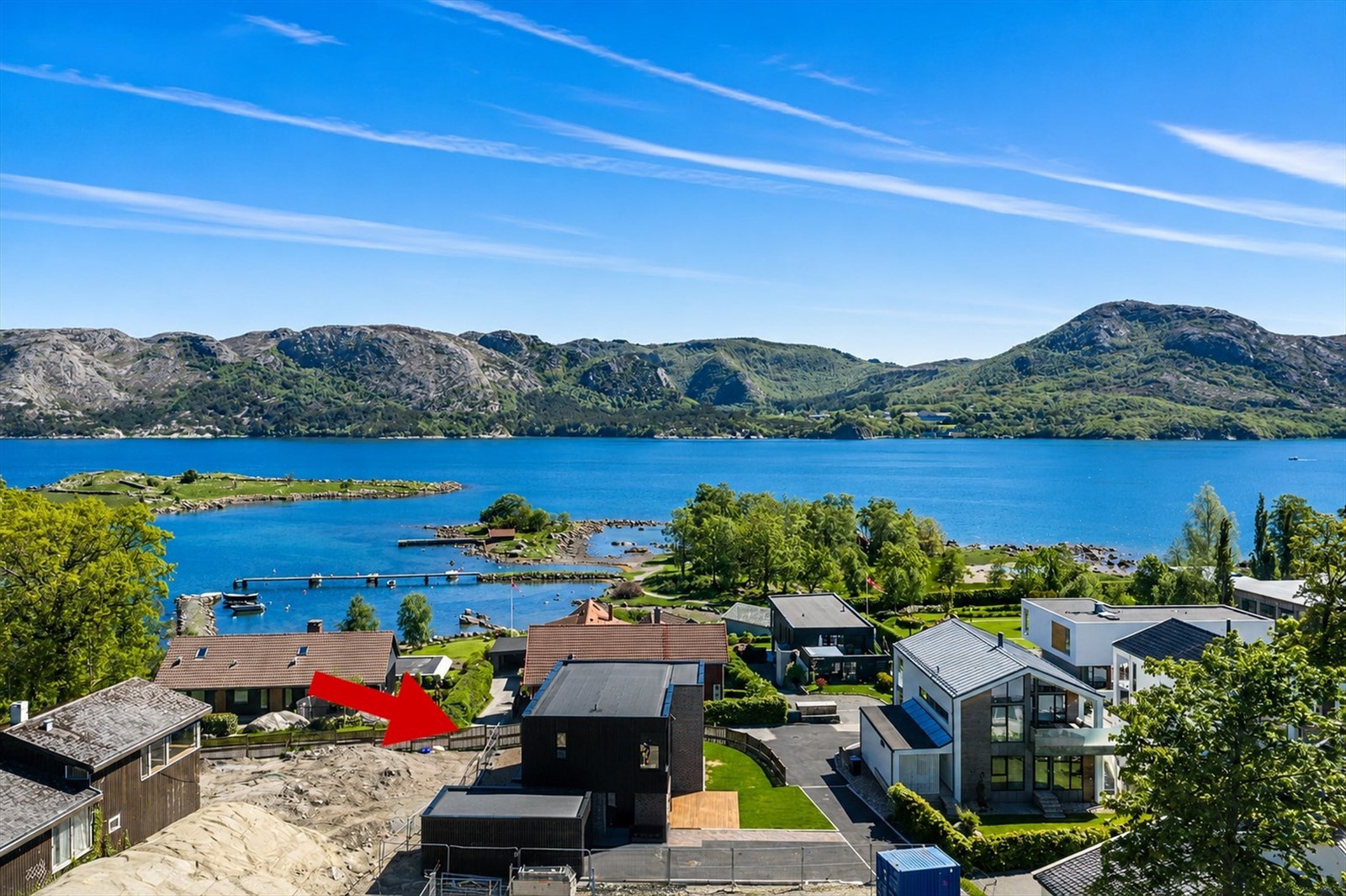 Velkommen til Sandholmveien 5, en nyoppført eksklusiv bolig med mulighet for hybel om ønskelig.
Boligen ligger nydelig til ned mot fjorden og har en flott utsikt ut mot denne. Det er ferdig opparbeidet tomt og frittstående garasje.
Foto: Martin Nordbø Galleribilde