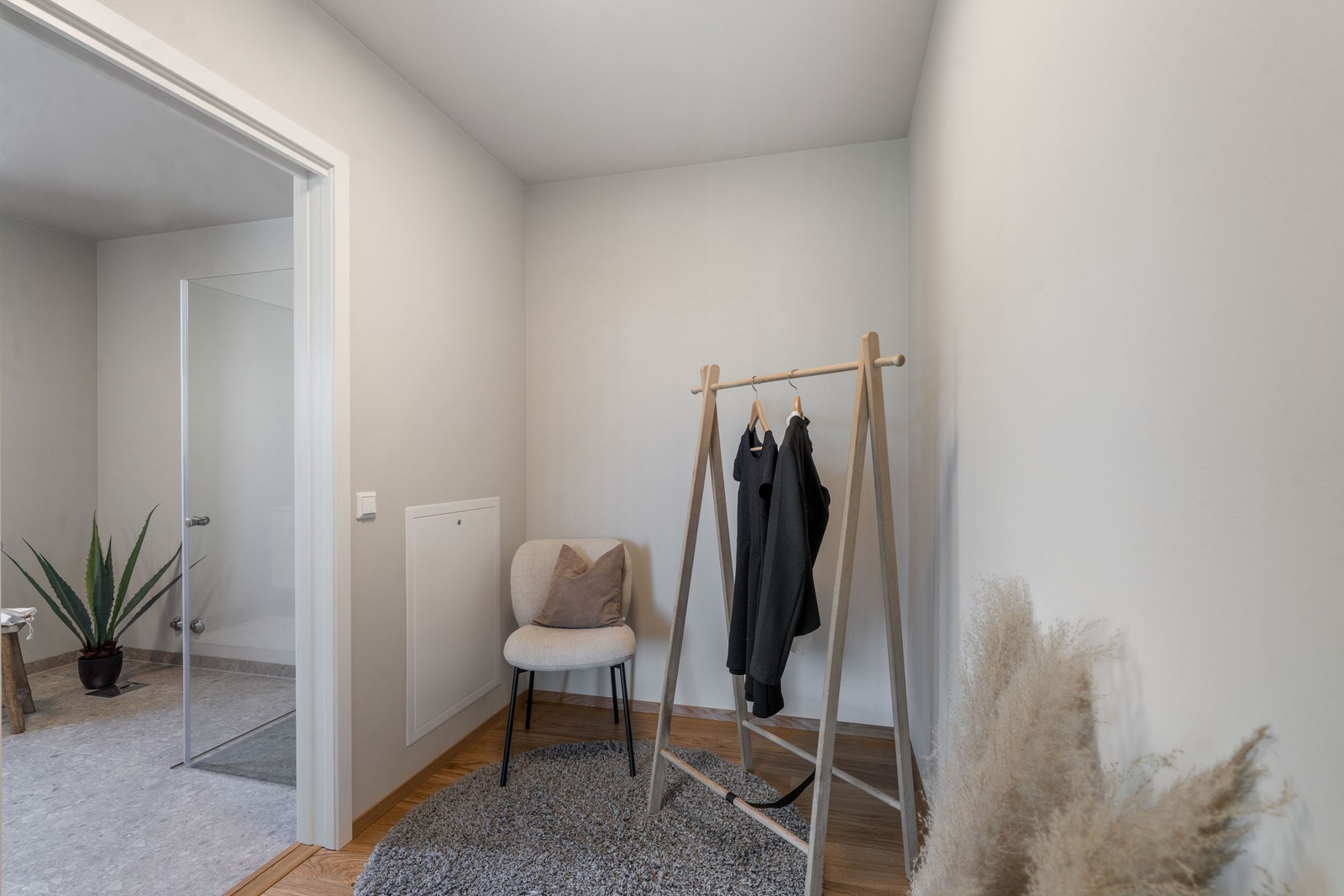 Garderoberom med plass til gode skap/hylle løsninger Galleribilde