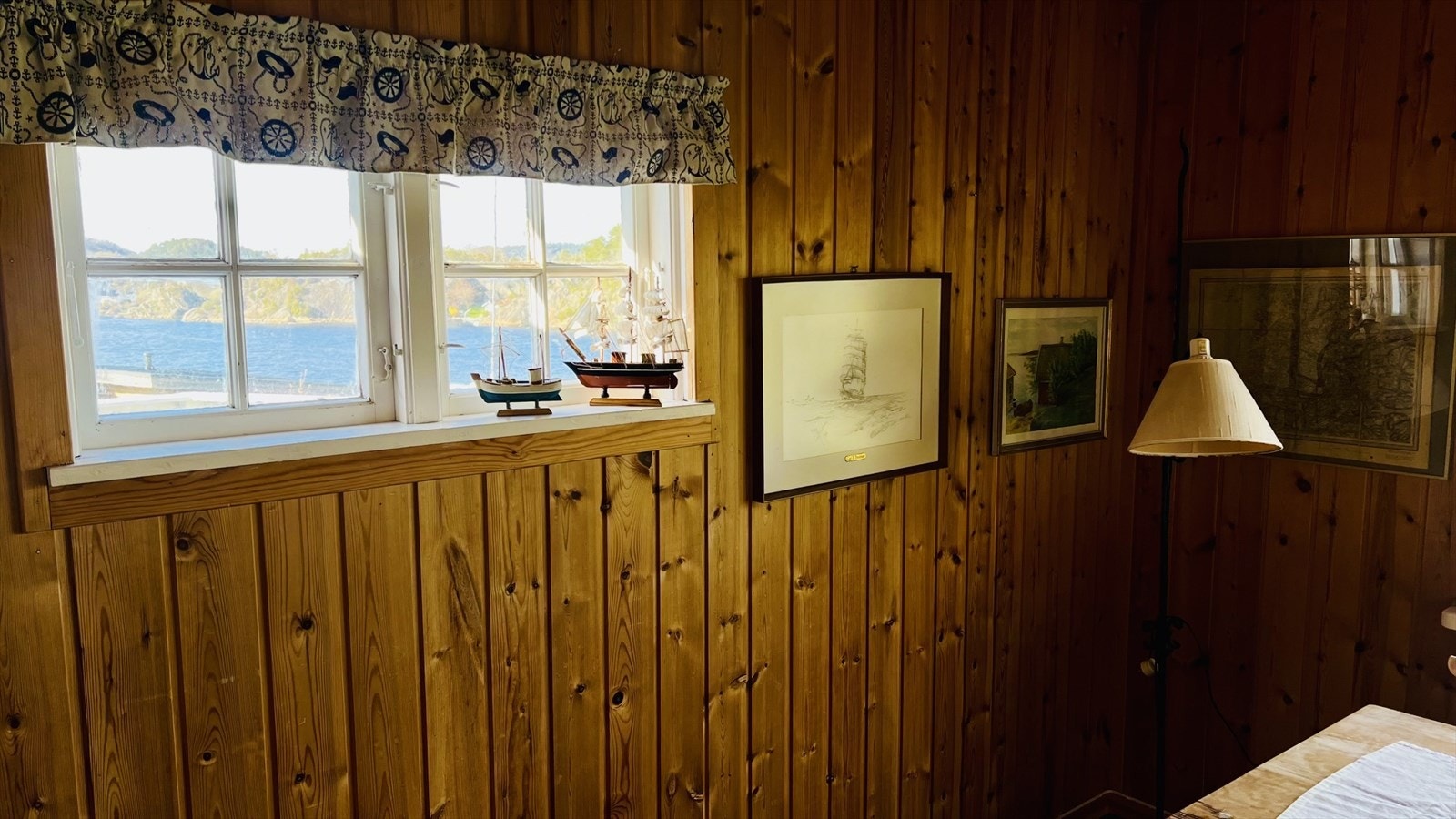 Sjøutsikt fra alle vinduene i stuen Galleribilde