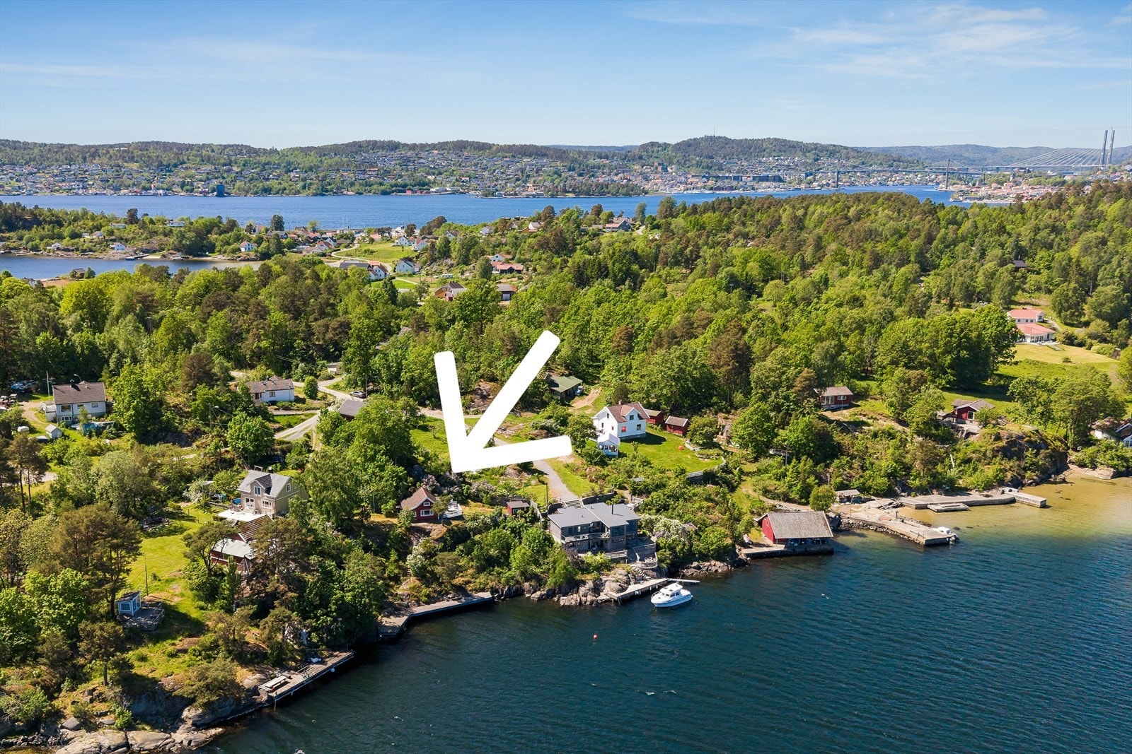 Fra Sandøya er det kort avstand til vakre Brevik med restaurant, iskiosker og forretninger eller Stathelle med stort handlesenter "Brotorvet" Galleribilde