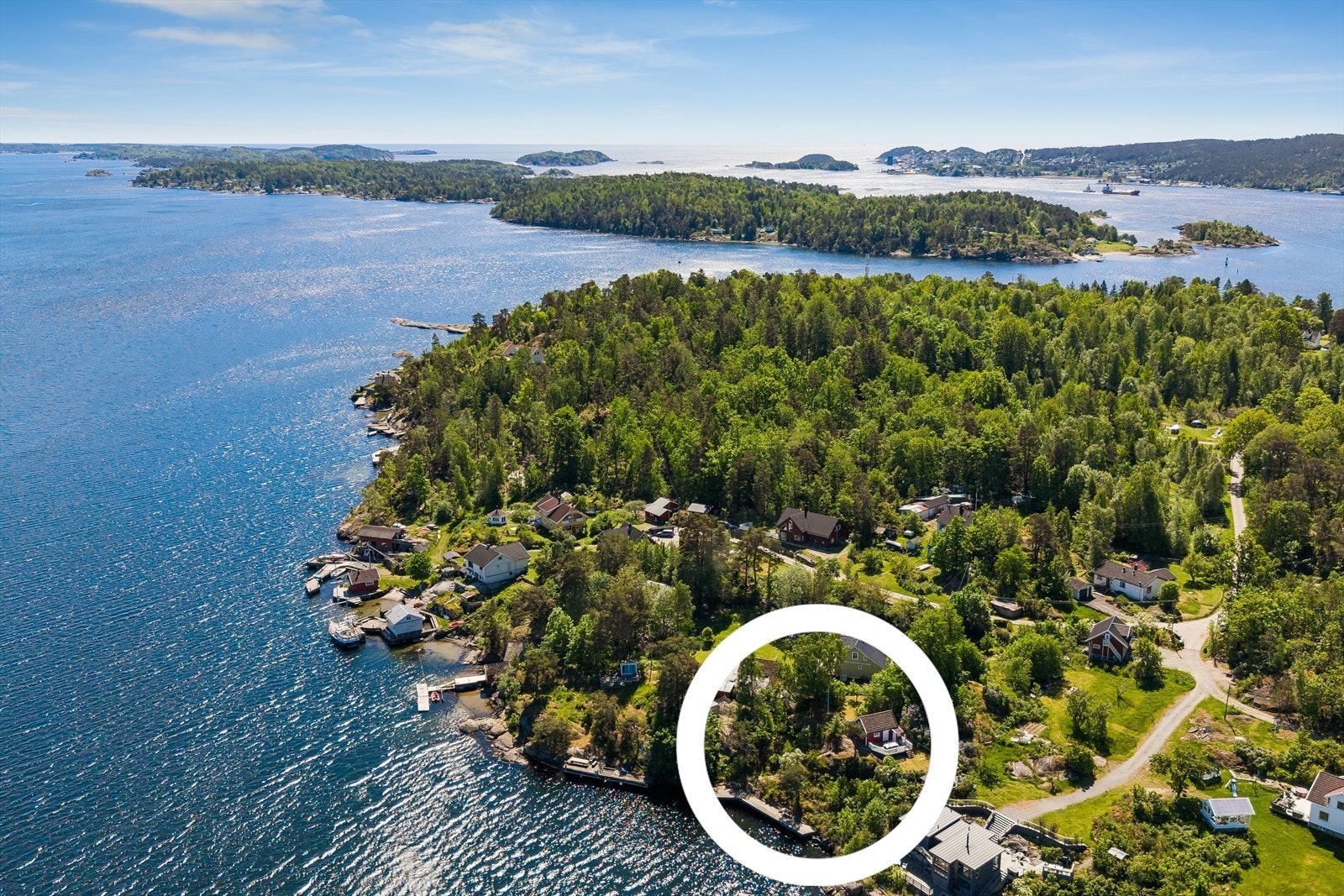 Eiendommen er på 1.229,6 kvm og går ned til sjøen Galleribilde