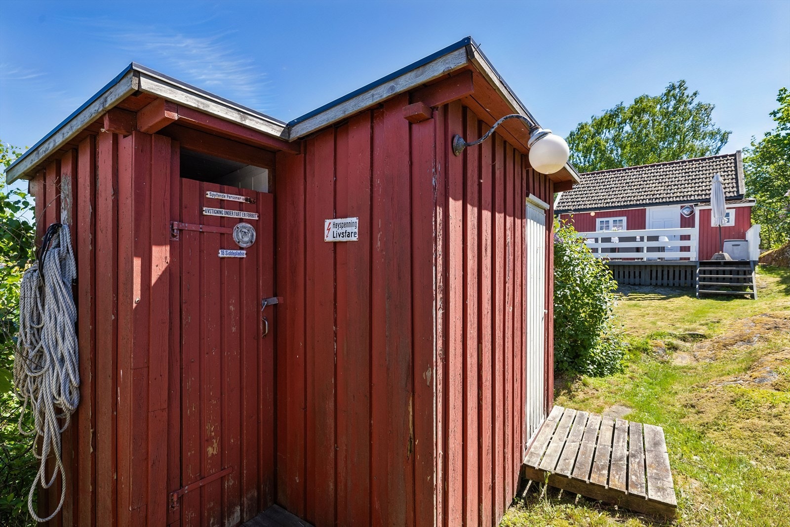 Utedo og bod i dette bygget. I boden er det senger Galleribilde