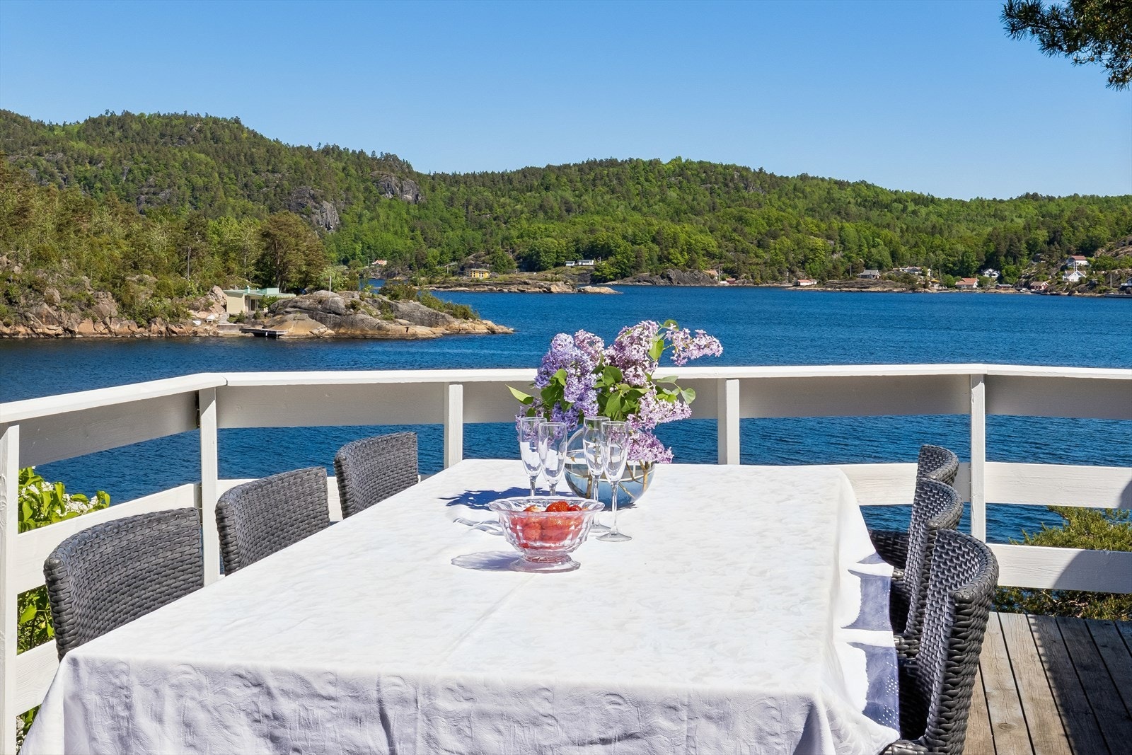 Vakker utsikt over til Løvøya og Bjønnes (fastlandet) - som ligger i og ved Eidangerfjorden Galleribilde