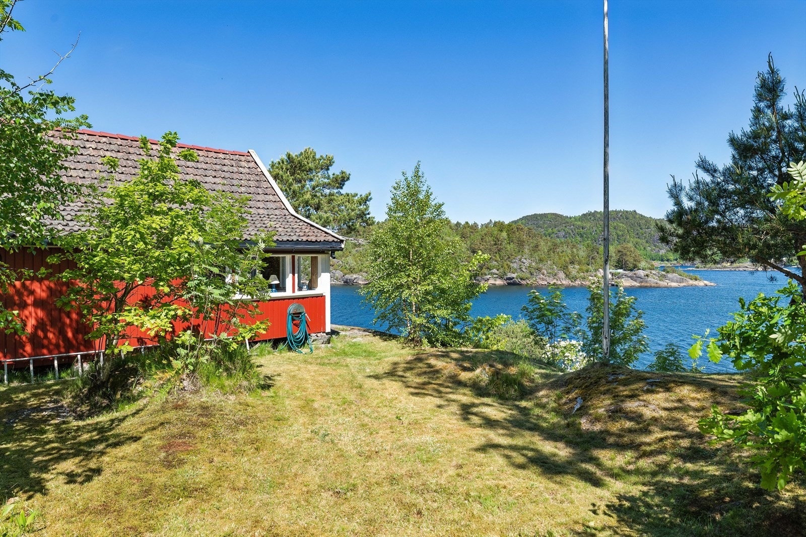 Det er adkomst til hytta via sjøveien og via sti over annen manns grunn. Bruksrett på adkomst. Det er ikke kjørevei til hytta. Galleribilde