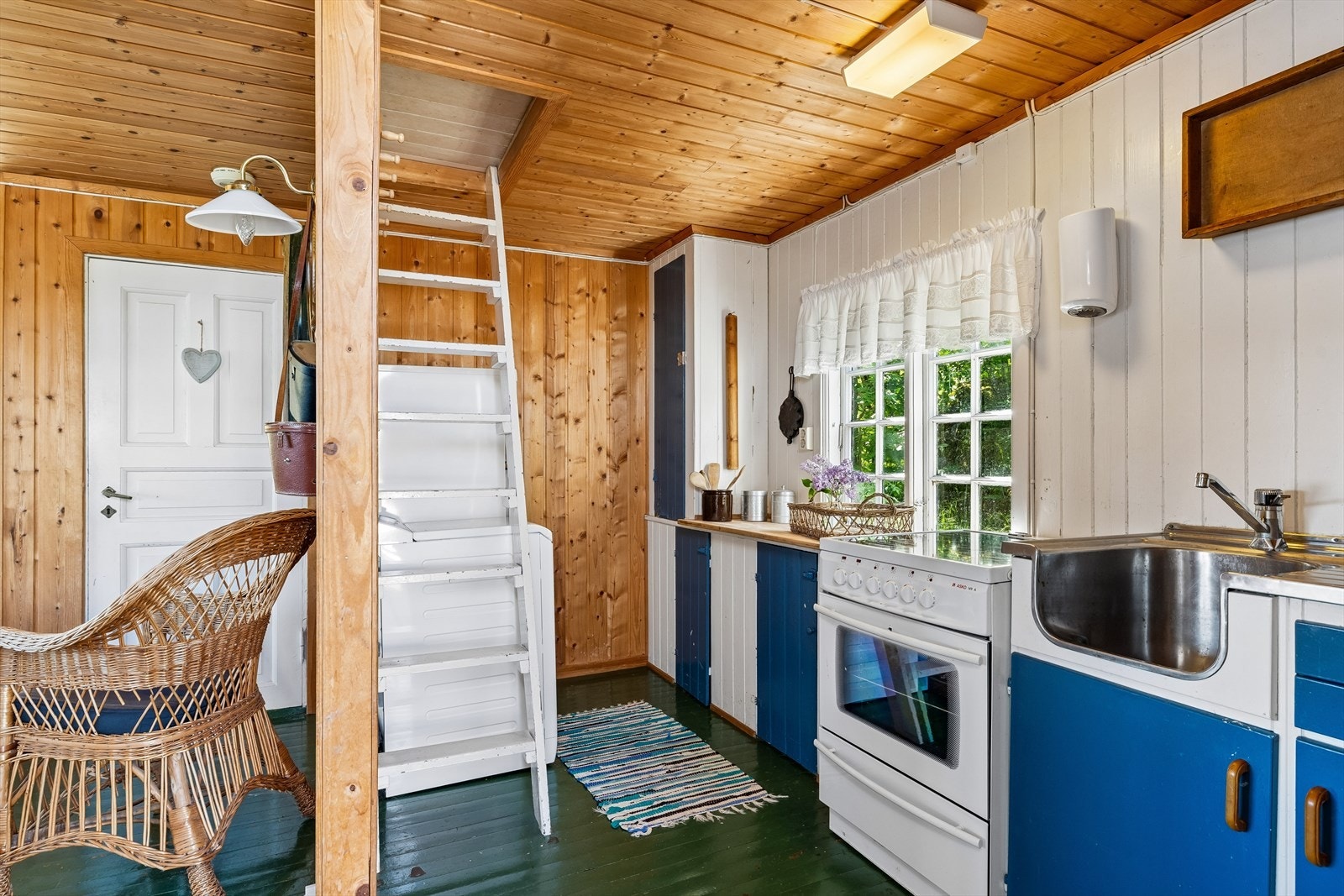 Fra kjøkkenet er det stige til en liten hems / loft Galleribilde