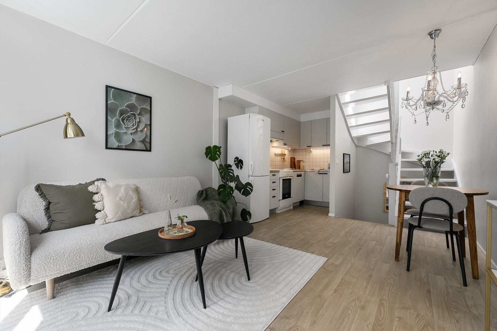Stuen, beliggende i 5. etasje, fremstår som et lyst og innbydende oppholdsrom, der store vindusflater slipper inn rikelig med naturlig lys og gir en luftig atmosfære. Galleribilde
