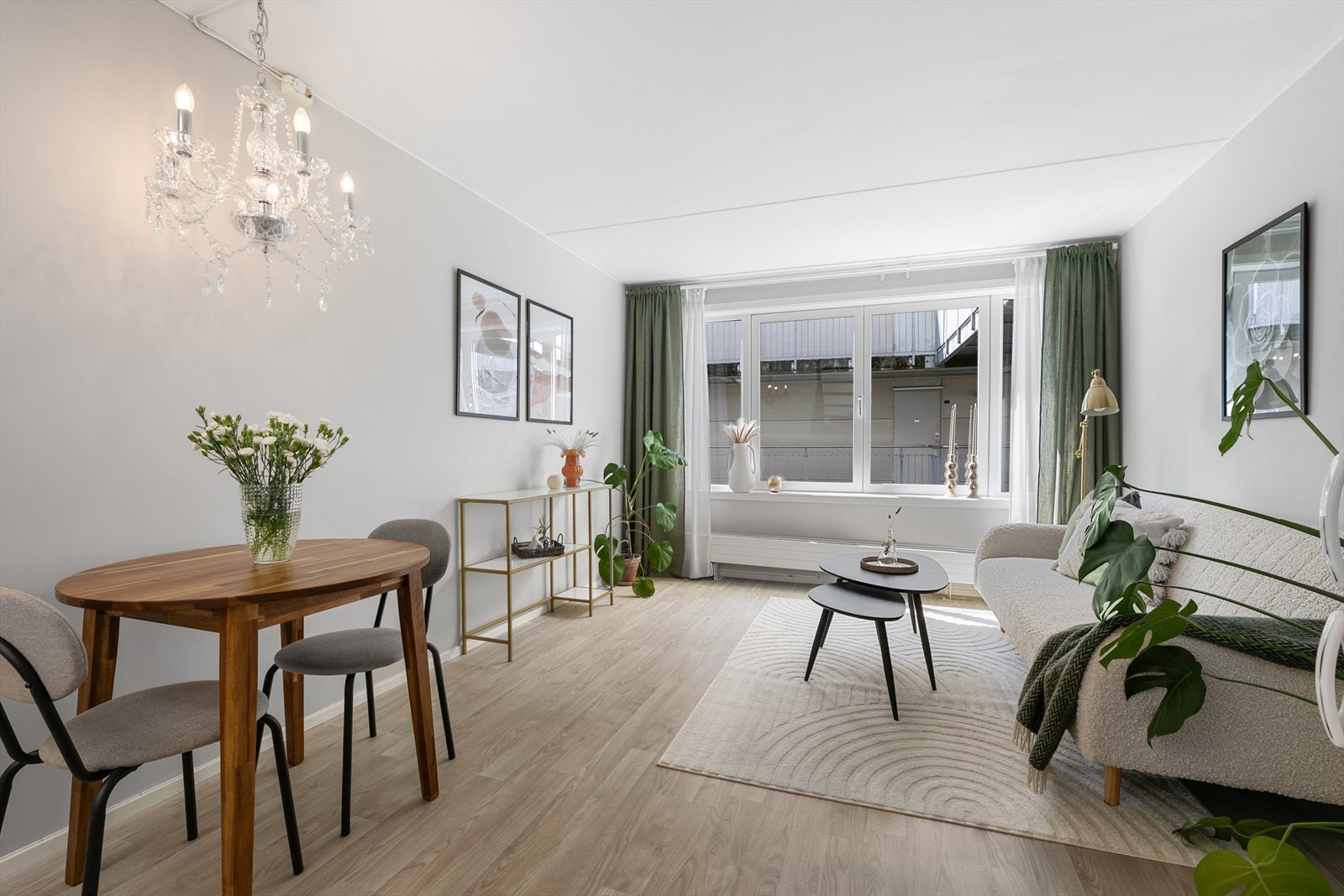 Store vindusflater som gir rikelig med luft og lys. Galleribilde