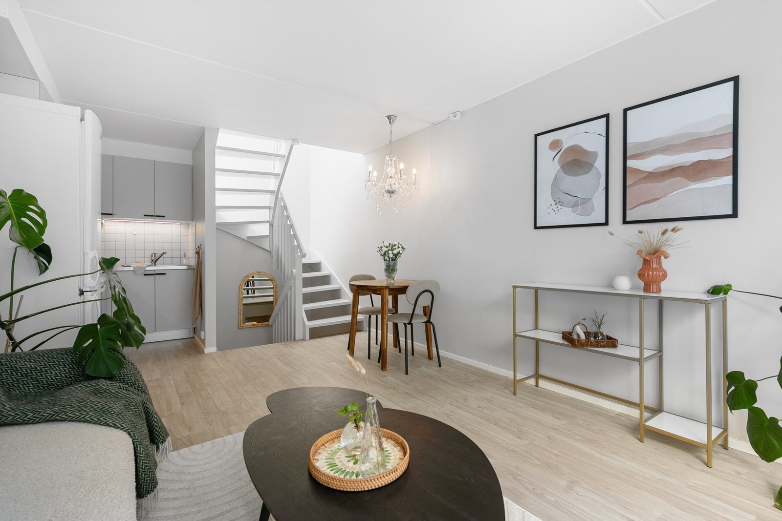 Her er det fleksible møbleringsmuligheter med plass til både sofagruppe, spisebord og annet møblement etter ønske. Galleribilde