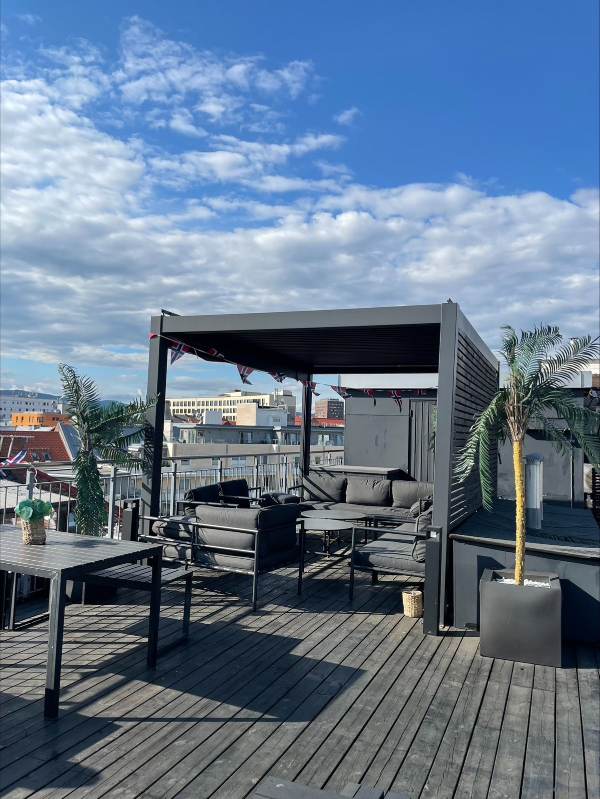 I tillegg til den private takterrassen har sameiet også en større felles takterrasse som kan benyttes av beboerne. Galleribilde