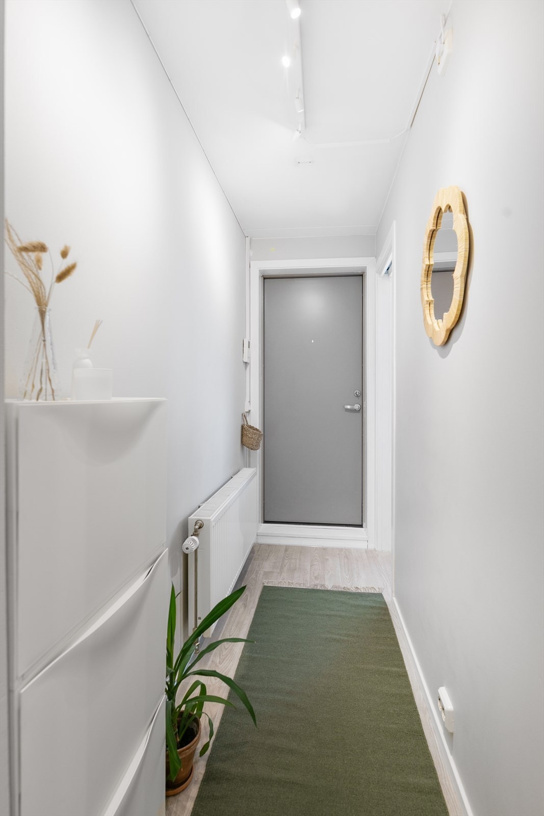 Gangen fremstår som romslig og funksjonell, med slitesterkt laminatgulv. Galleribilde