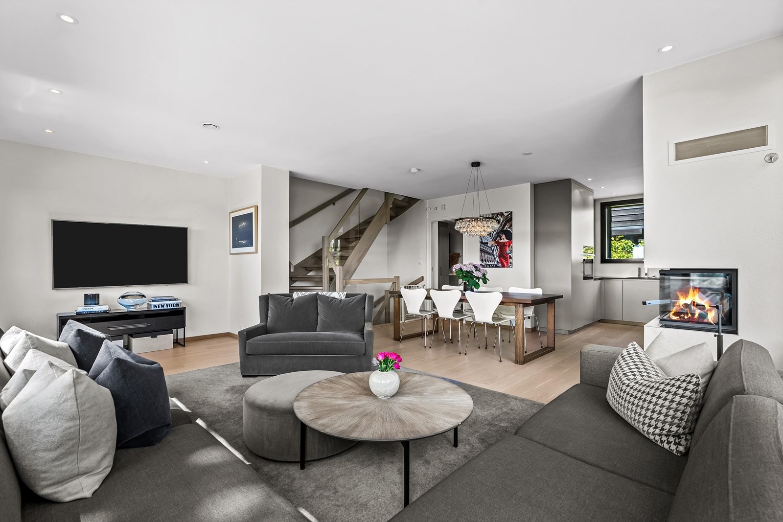 Lys og romslig stue med plass til flere soner. Galleribilde
