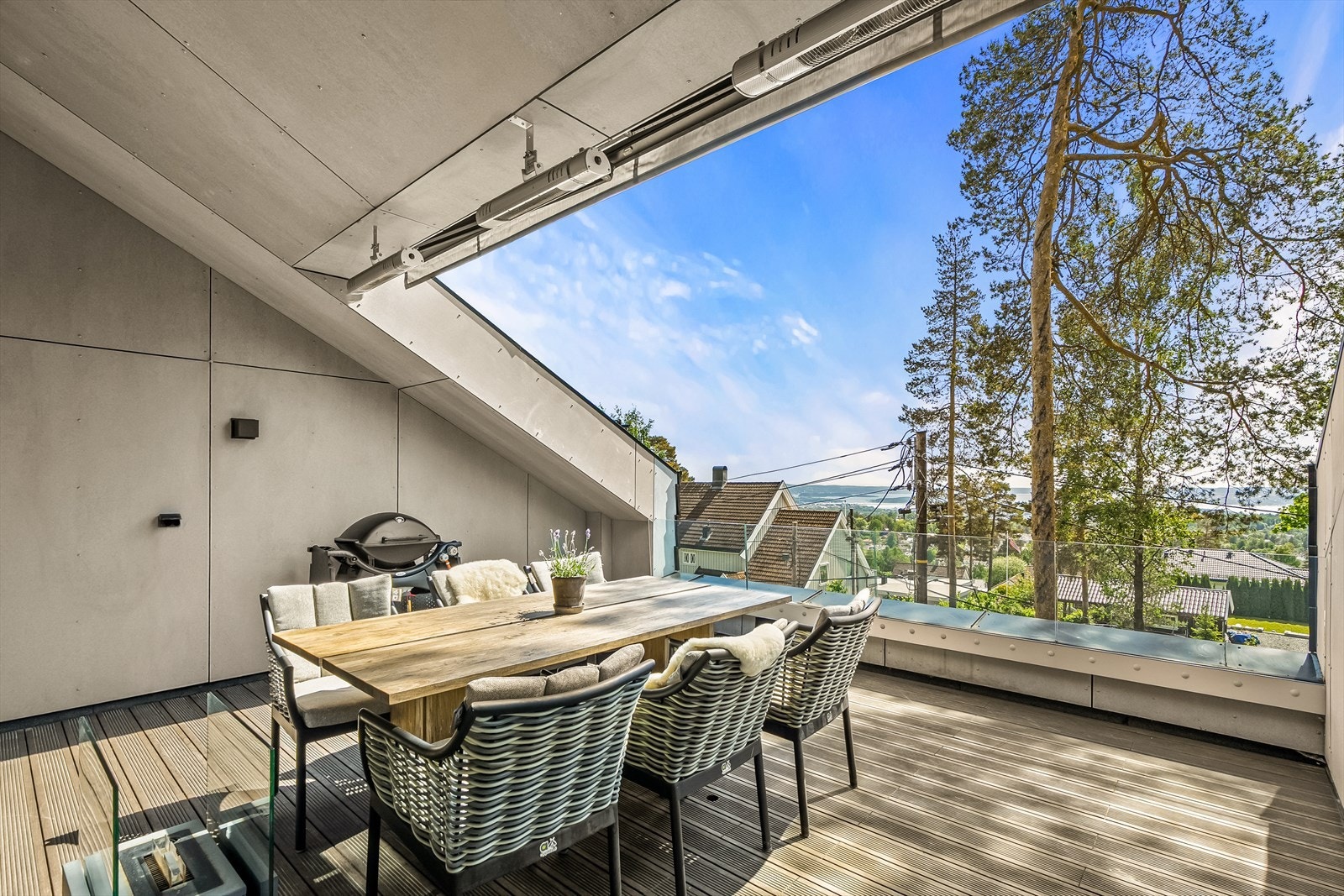 Utgang til takterrasse på hele 22 kvm med fantastisk utsikt fra loftstuen. Galleribilde