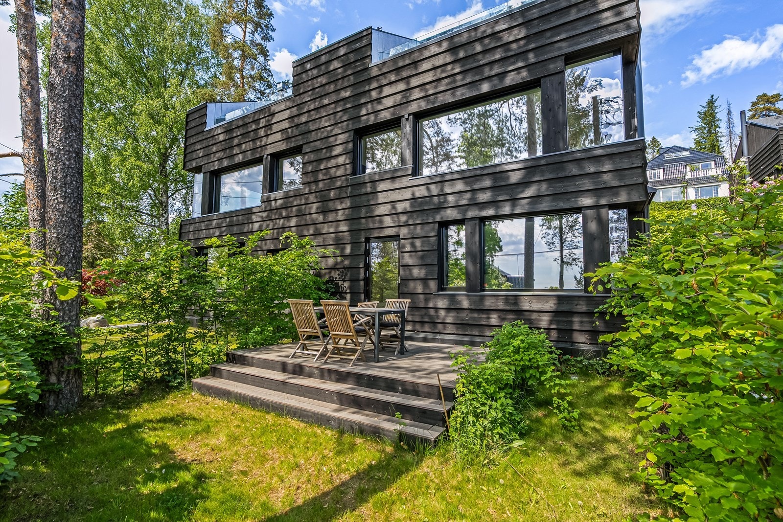 I tillegg til den flotte takterrassen har du markterrasse og skjermet hage, og terrasse i tilknytning til boligens inngangsparti. Galleribilde
