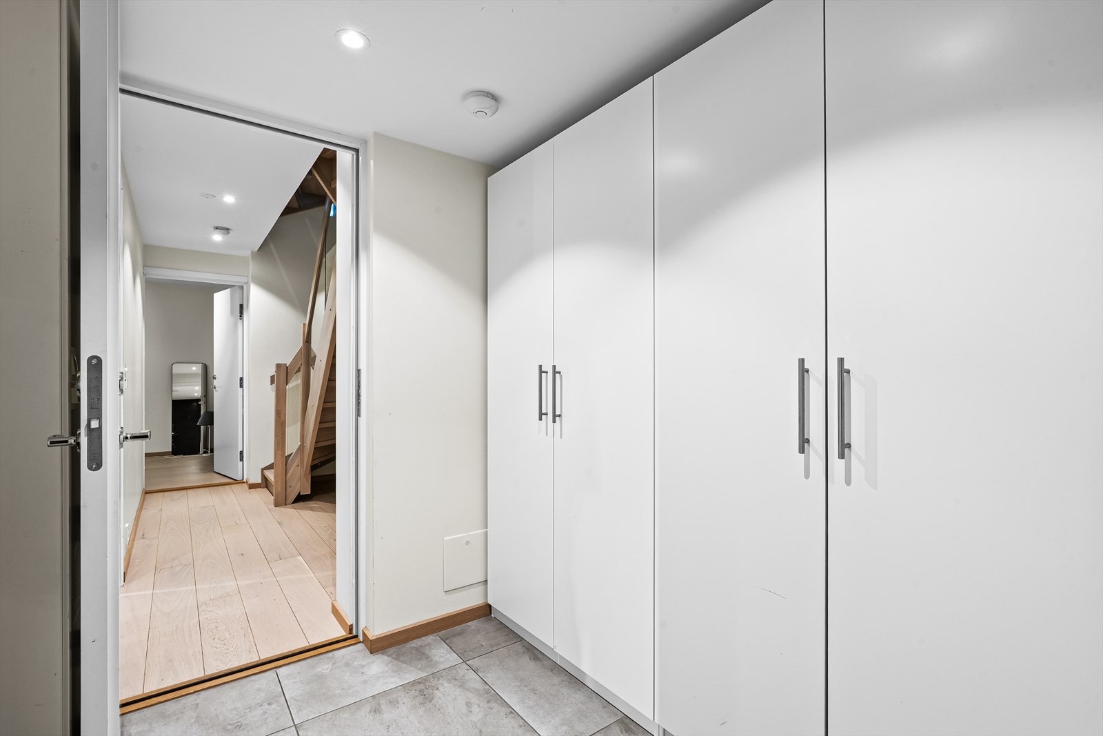 Egen inngang fra garasjen med stor garderobe. Galleribilde