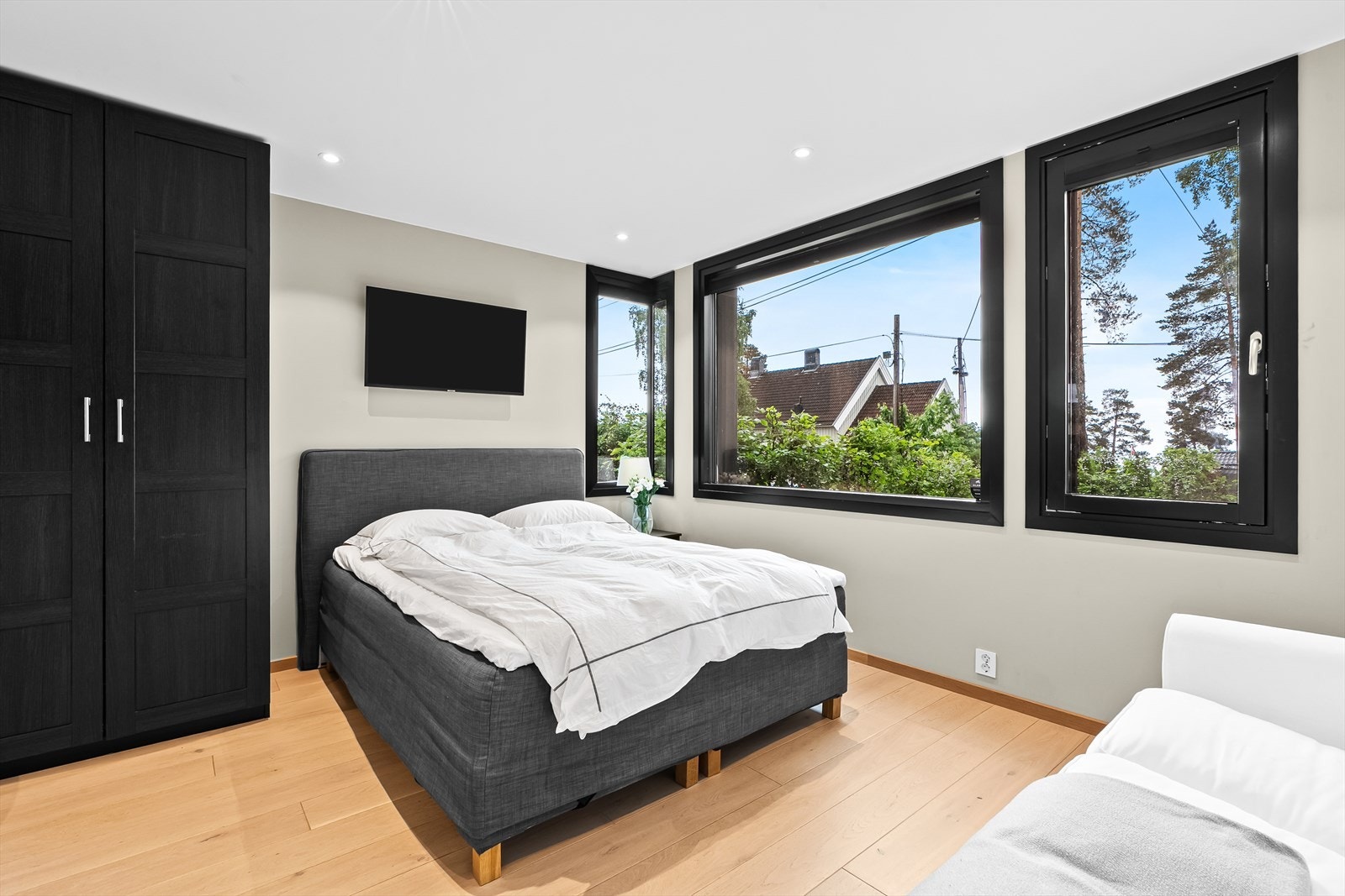 Romslig soverom emd god plass til dobbeltseng og stor garderobe. Galleribilde