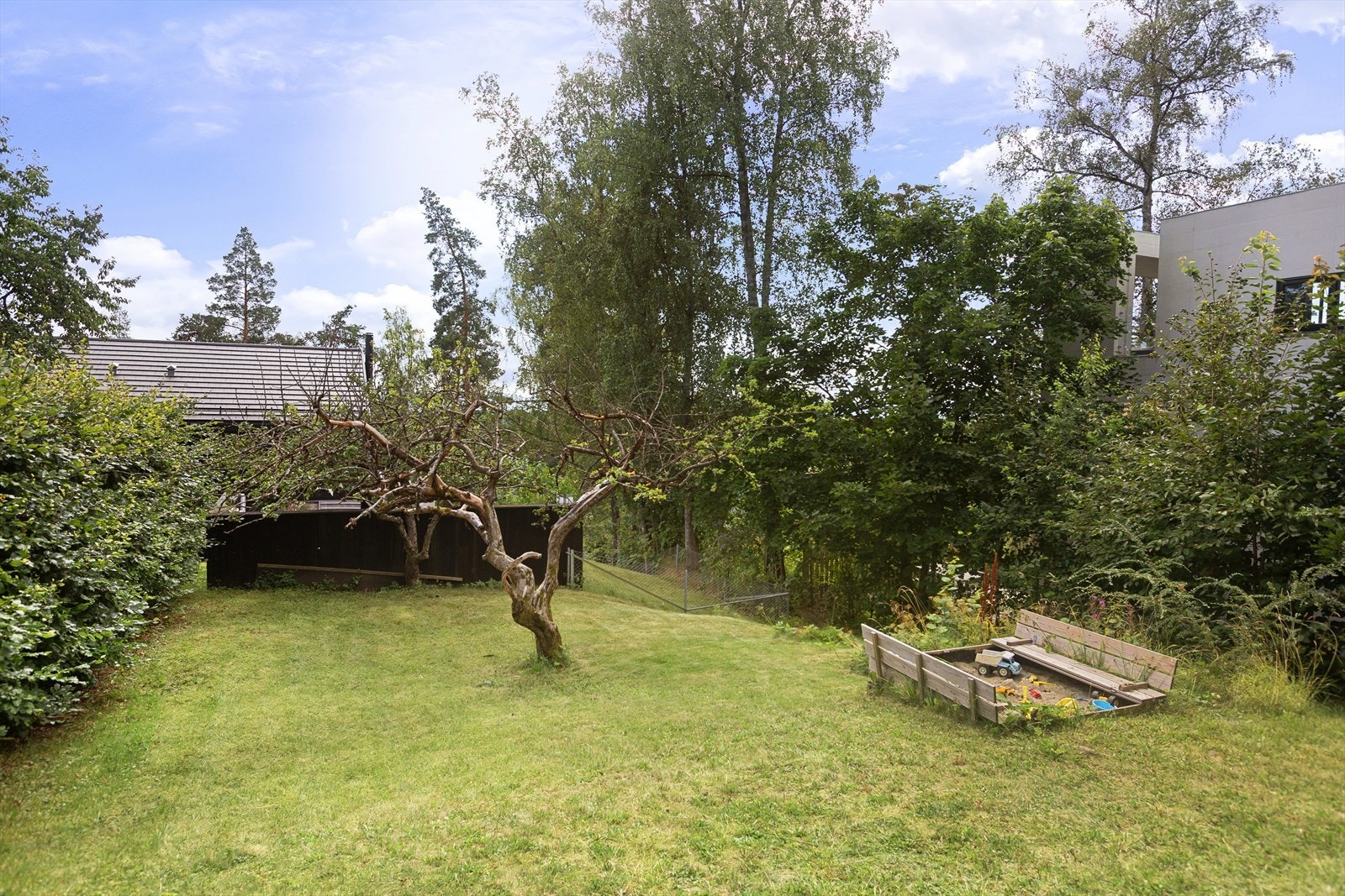 Sameiet kan by på et fellesområde med sandkasse, trampoline og sittegruppe. Galleribilde