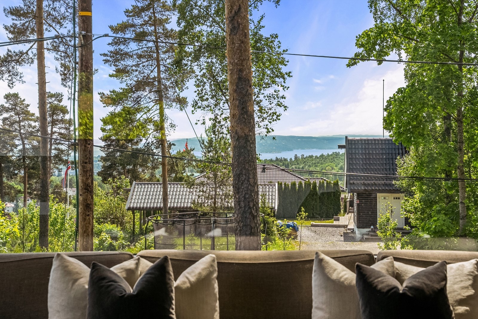 Boligen har en flott beliggenhet i åssiden med flott utsikt og gode solforhold. Galleribilde