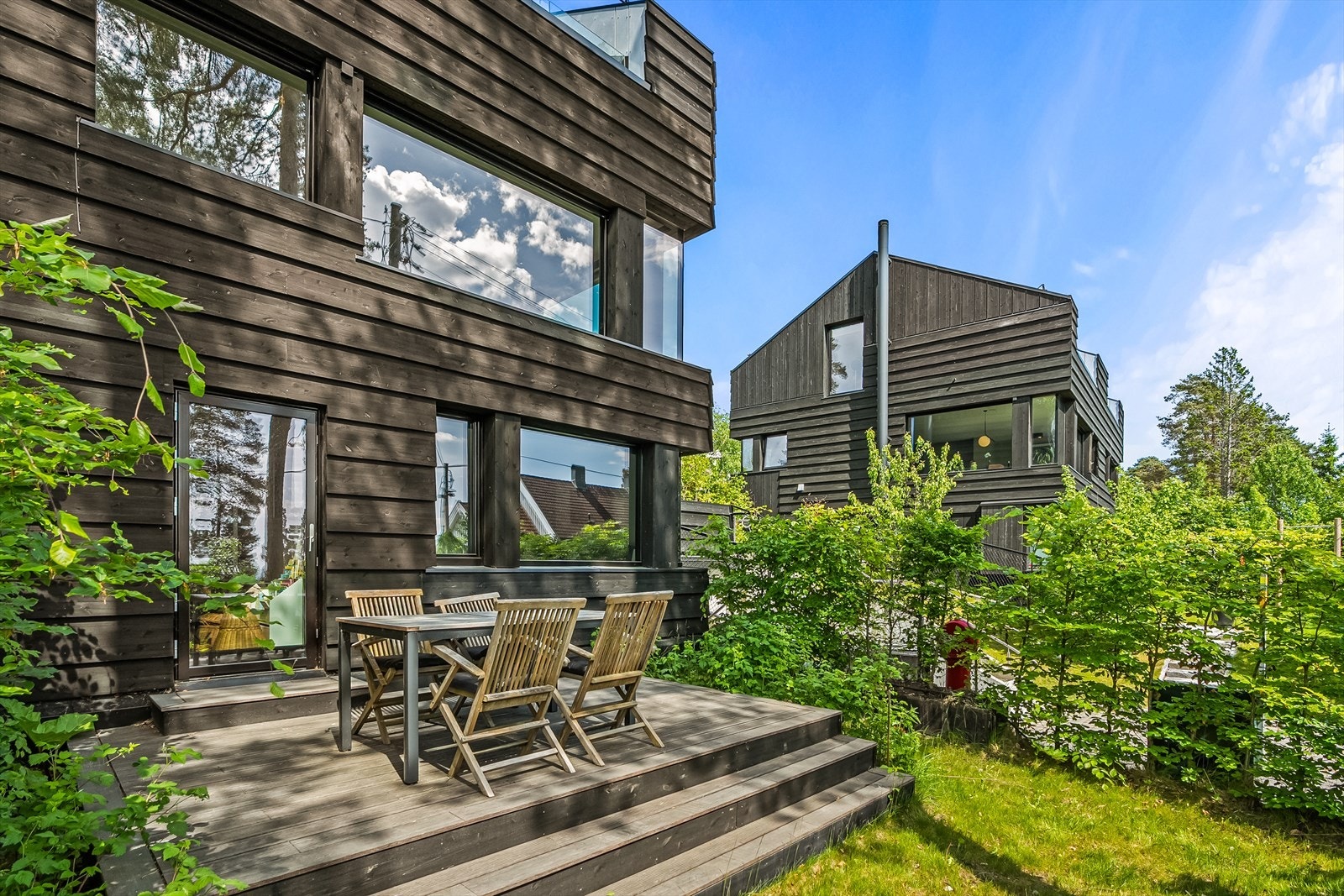 På forsiden av huset har du egen hage med plass til utemøbler og skjermet gressplen. Galleribilde
