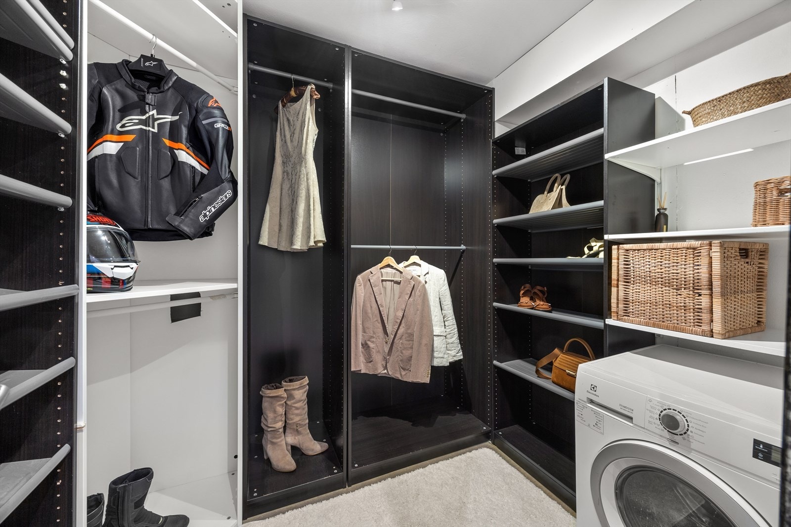Boligen byr på et kombinert vaskerom/walk-in garderobe. Dette rommet kan enkelt innredes etter eget ønske. Galleribilde