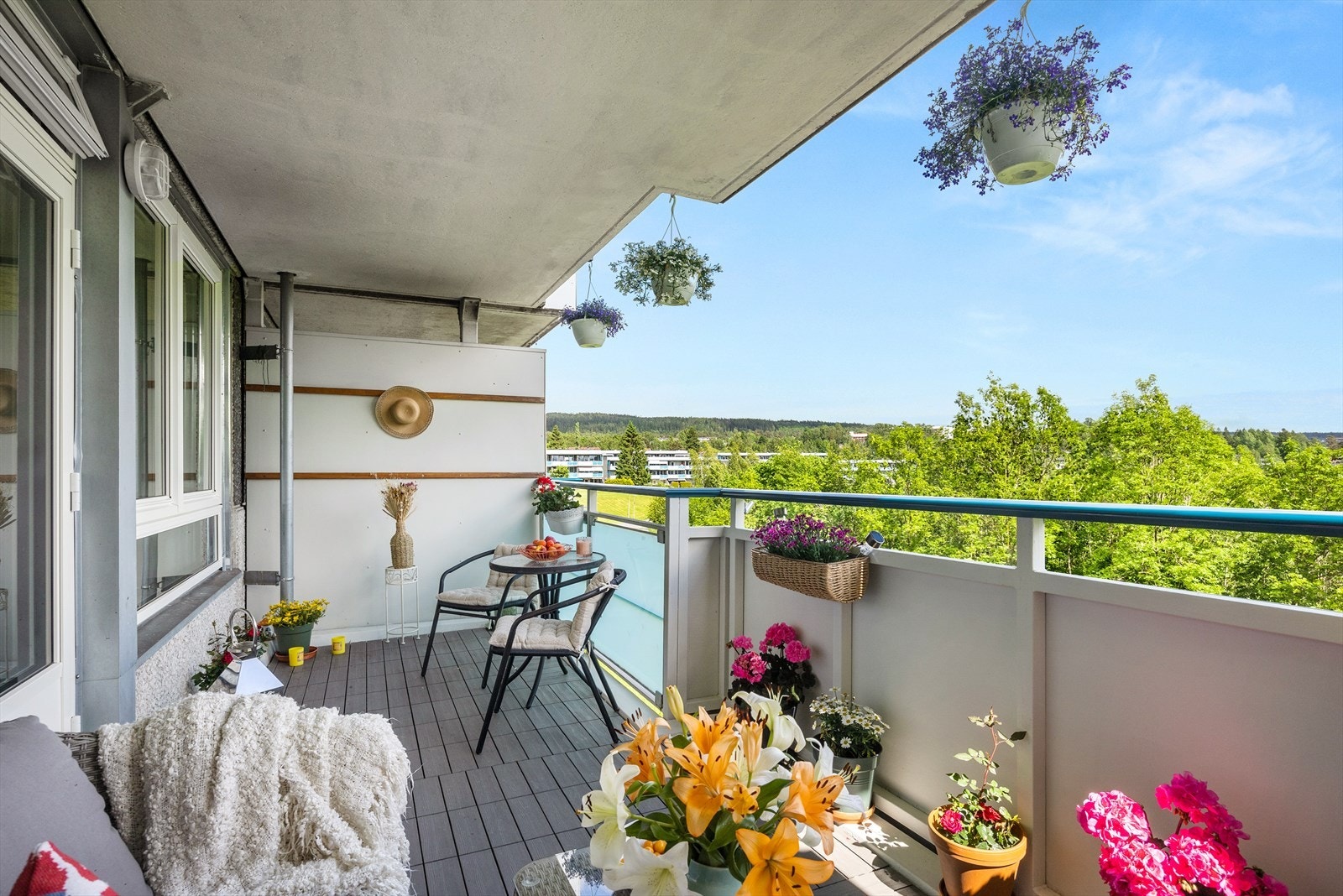 Balkongen er også overbygd. Det er videre montert stikkontakt på vegg. Galleribilde