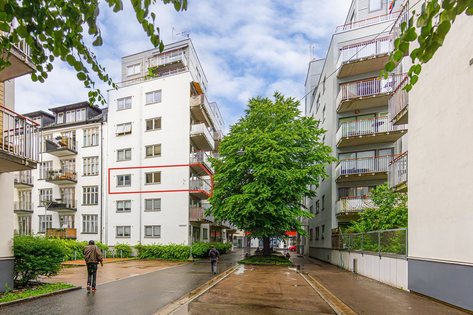 Leiligheten har en attraktiv hjørneplassering, noe som gir ekstra gode lysforhold inn i leiligheten. Både soverom og stue ligger på rolige gågater. Galleribilde