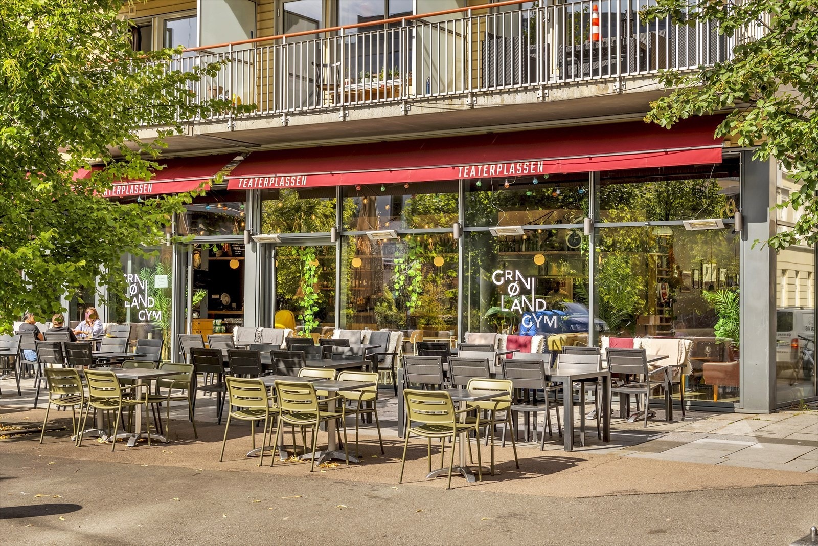 Teaterplassen ligger rett utenfor og har bl.a. vannarrangement, sittemuligheter og flere serveringssteder. Galleribilde