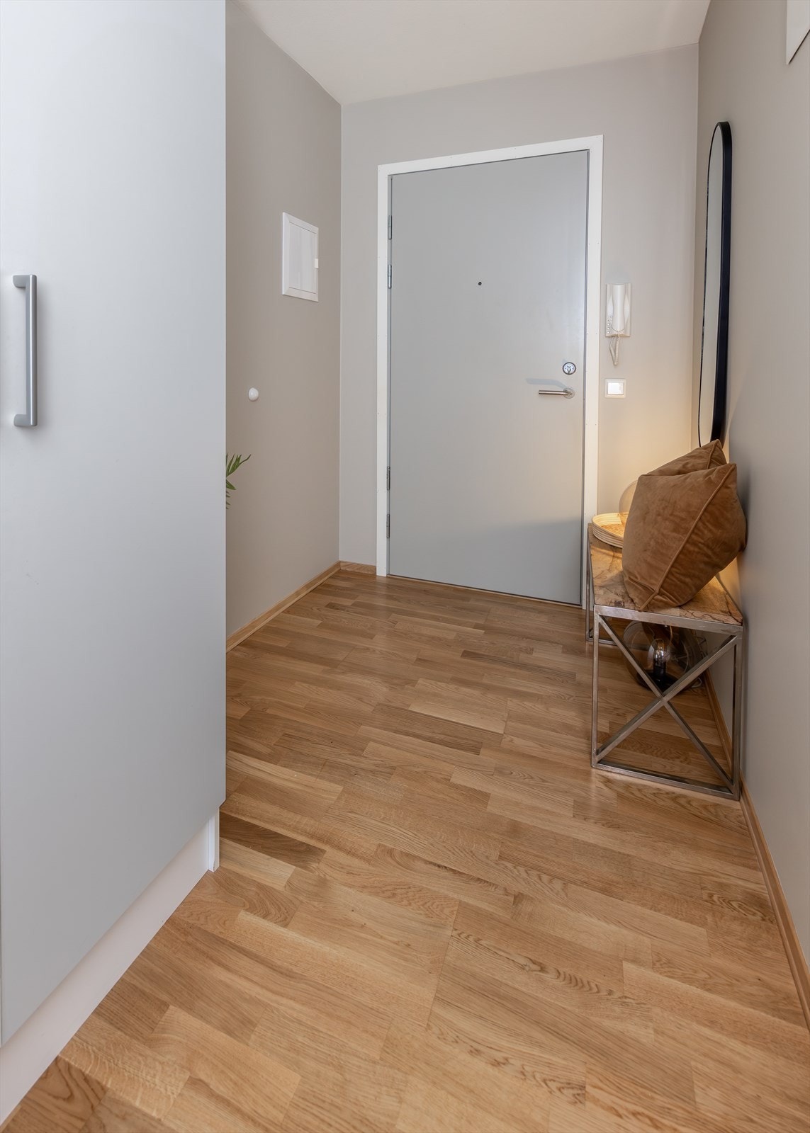Lys og hyggelig entré med parkettgulv og nymalte overflater. Entreen har garderobeskap samt plass til knaggrekke og skoskap. Galleribilde