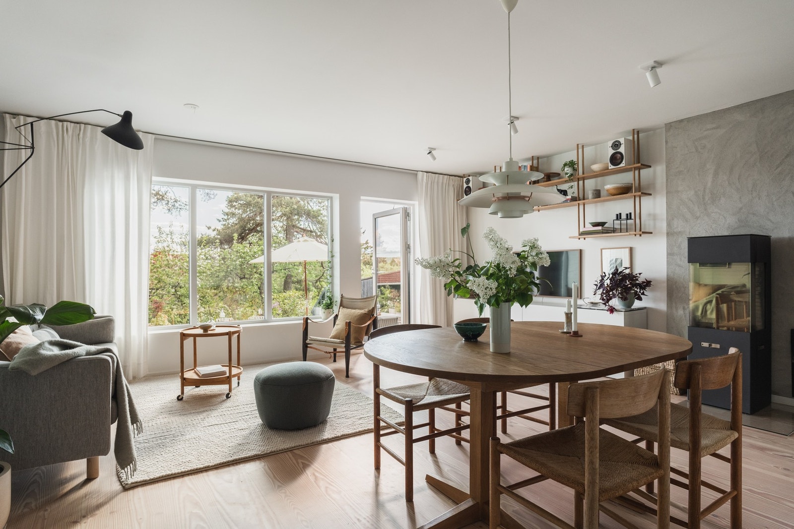Fra stuen er det en sømløs overgang til den private markterrassen og hagen. Galleribilde