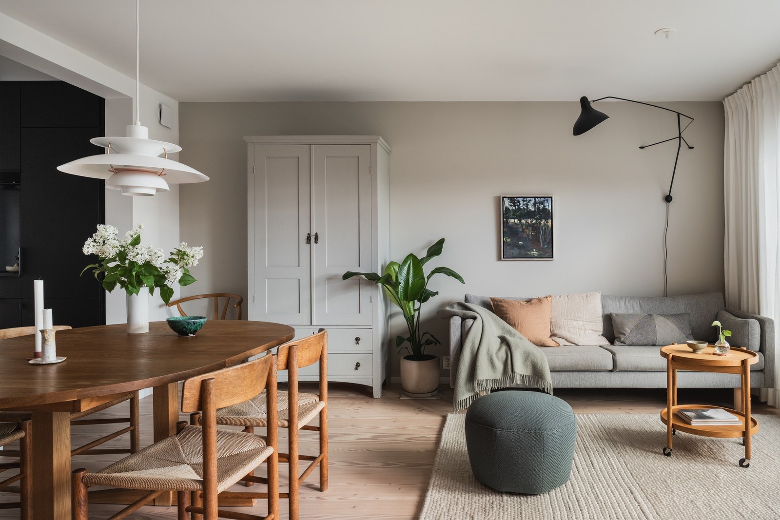 Stuen har parkett i Douglasgran og store vindusflater med dør ut til hagen, som visker ut skillet mellom inne og ute. Galleribilde