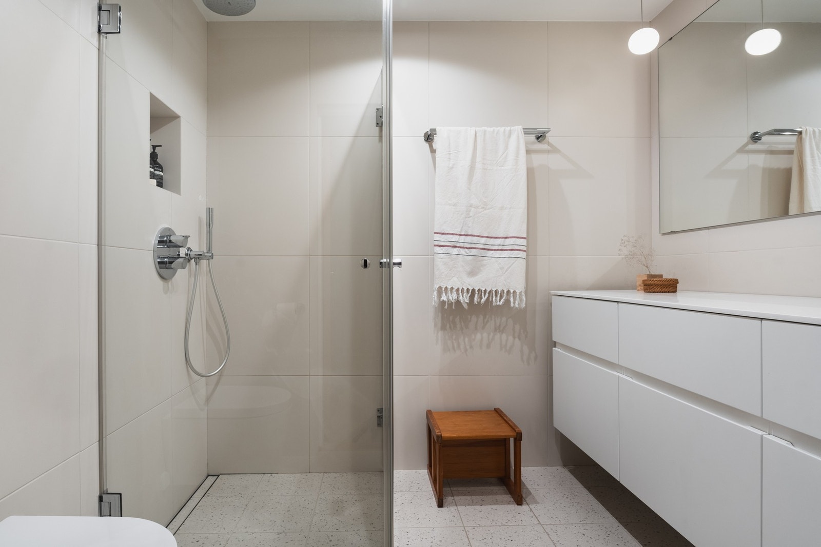 Stilrent og tidløst: Badet i andre etasje ble oppgradert i 2019 og har flislagt gulv med elektriske varmekabler. Galleribilde