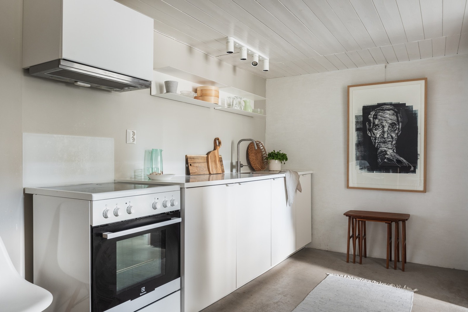Kjøkkenet er fra Ikea (2019) og er utstyrt med kjøl/frys, oppvaskmaskin, frittstående komfyr og ventilator med kullfilter. Galleribilde