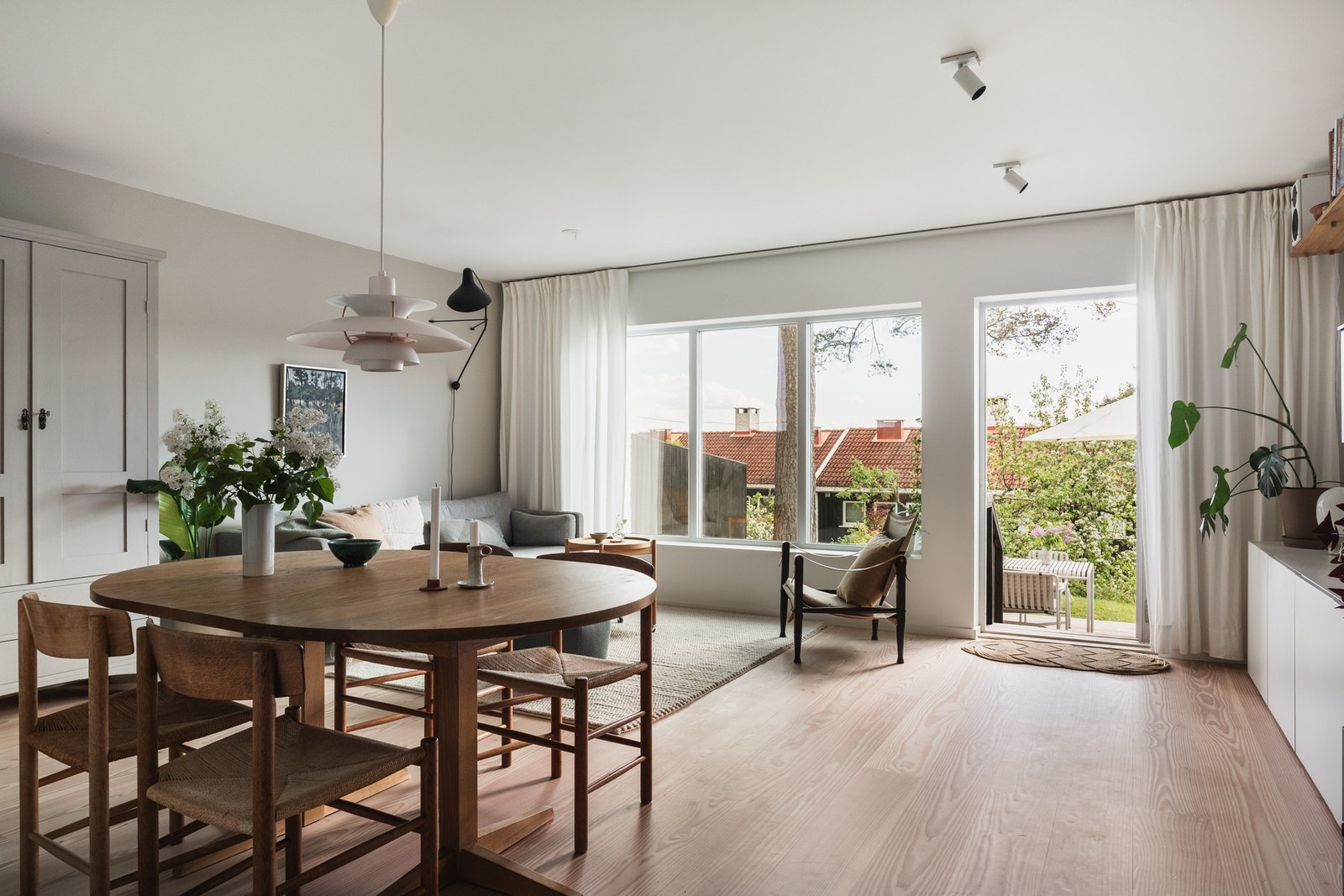 Stuen har én-stavs parkettgulv og store vindusflater med dør ut til hagen, som visker ut skillet mellom inne og ute. Galleribilde