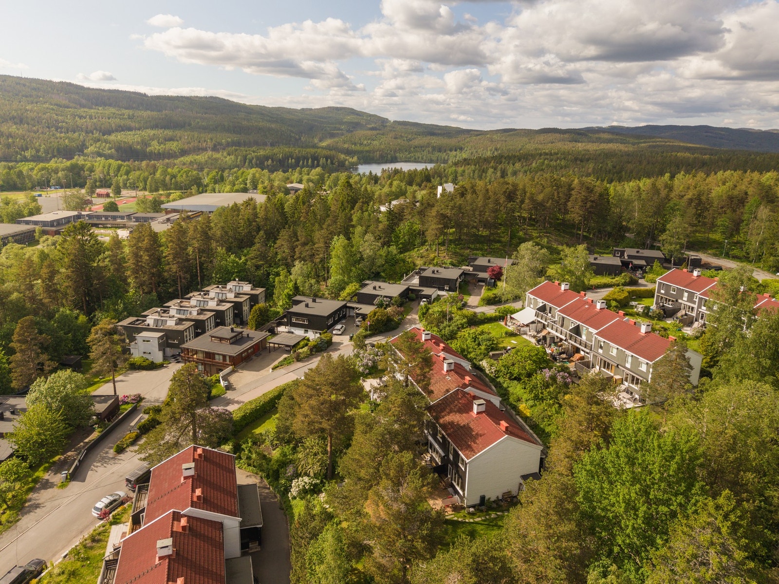 Boligen ligger i et etablert og barnevennlig område med kort vei til skoler, barnehager og Sognsvann. Beliggenheten gir umiddelbar nærhet til turmulighetene i Nordmarka. Galleribilde