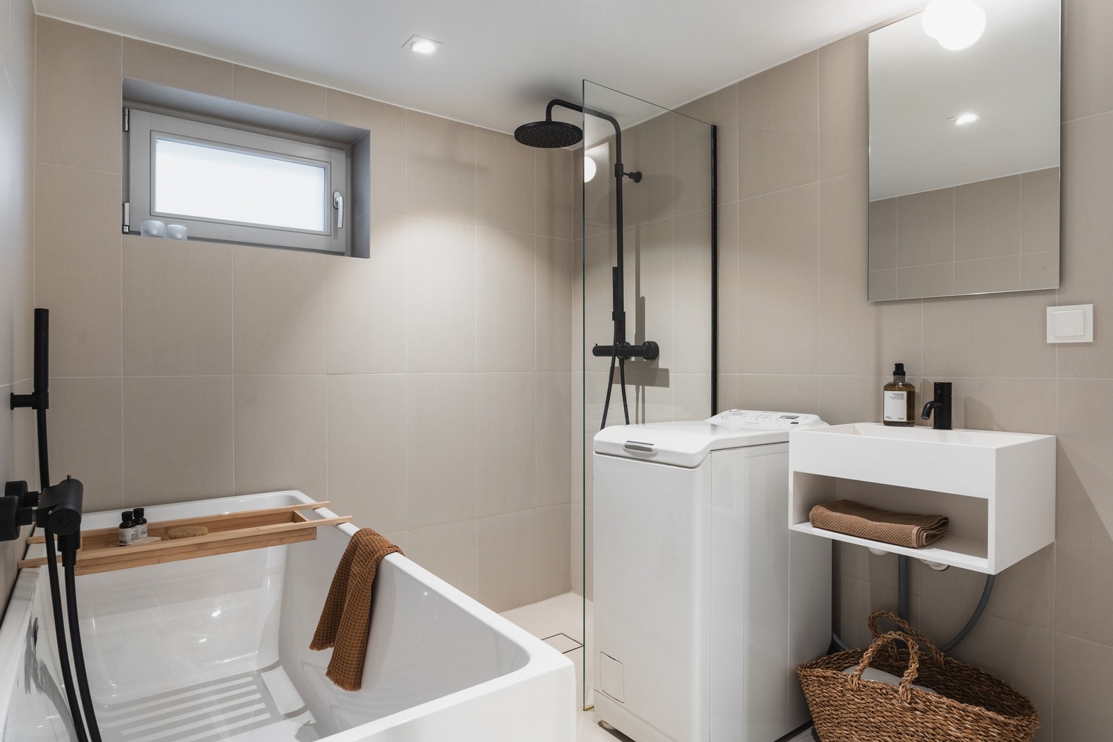 Badet i kjelleren ble renovert i 2019 og har badekar og dusjhjørne. Galleribilde