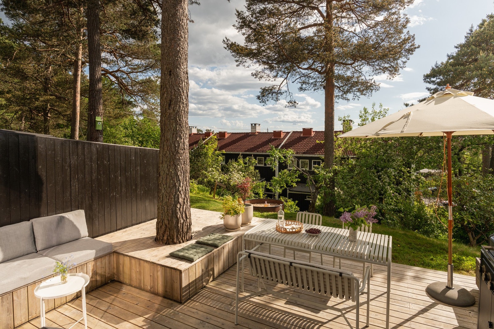 Uteplassen er tilnærmet innsynsfri på grunn av høydeforskjeller i terrenget. Galleribilde