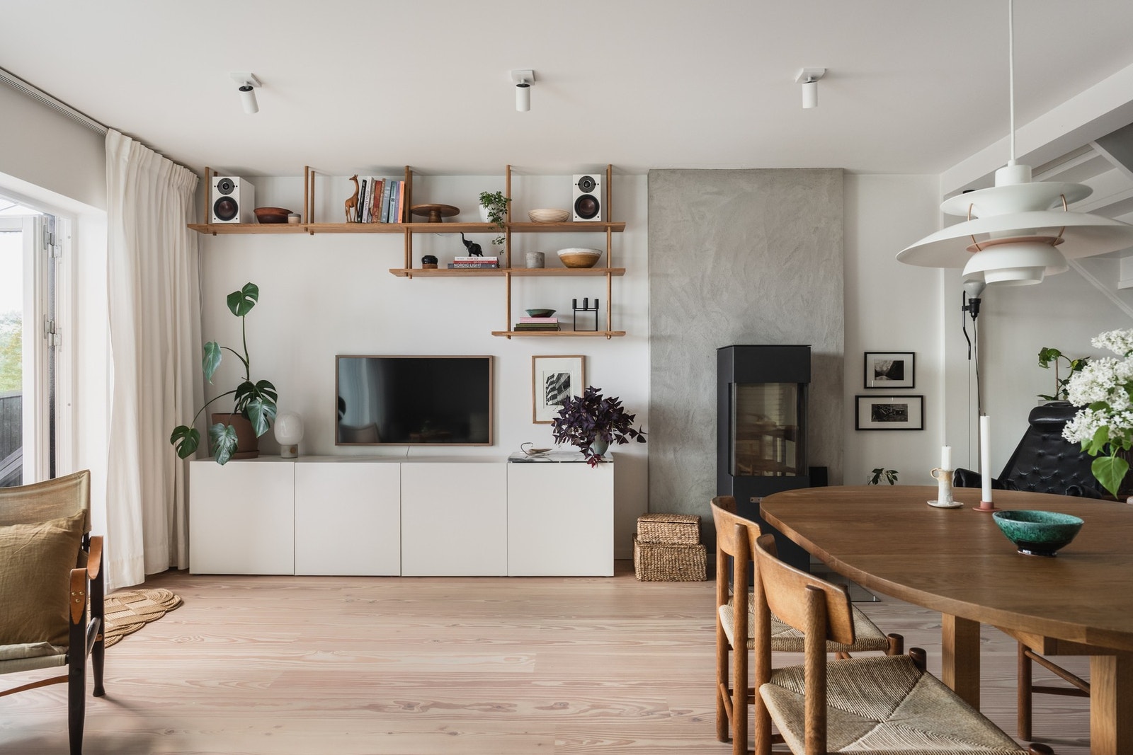 En effektiv peisovn fra Rais med glassdør gir ekstra varme og hygge på kalde dager. Galleribilde