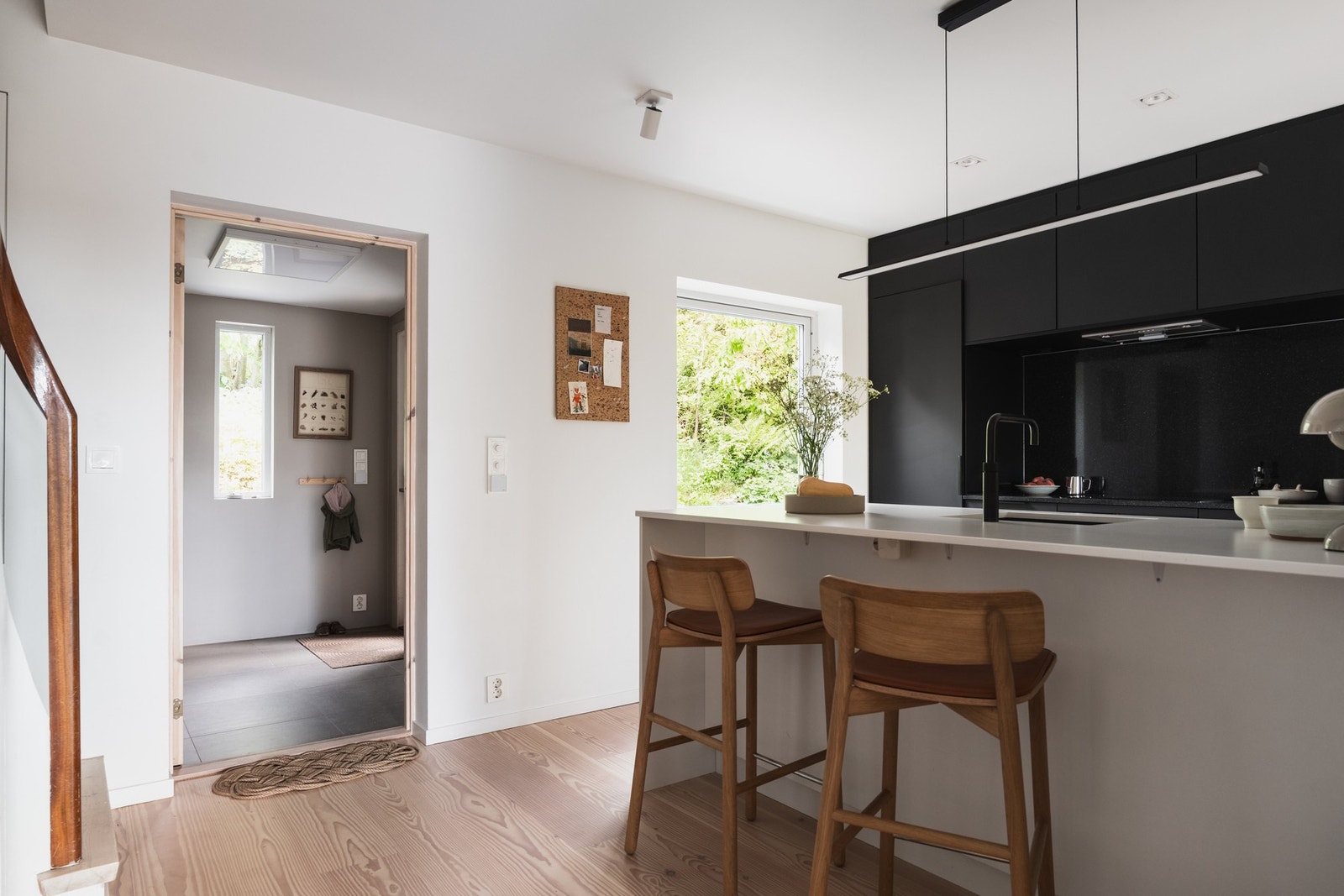 Rekkehuset ble totalrenovert i 2018-2019, utstyrt med balansert ventilasjon med varmegjenvinning for et sunt og energieffektivt inneklima. Galleribilde