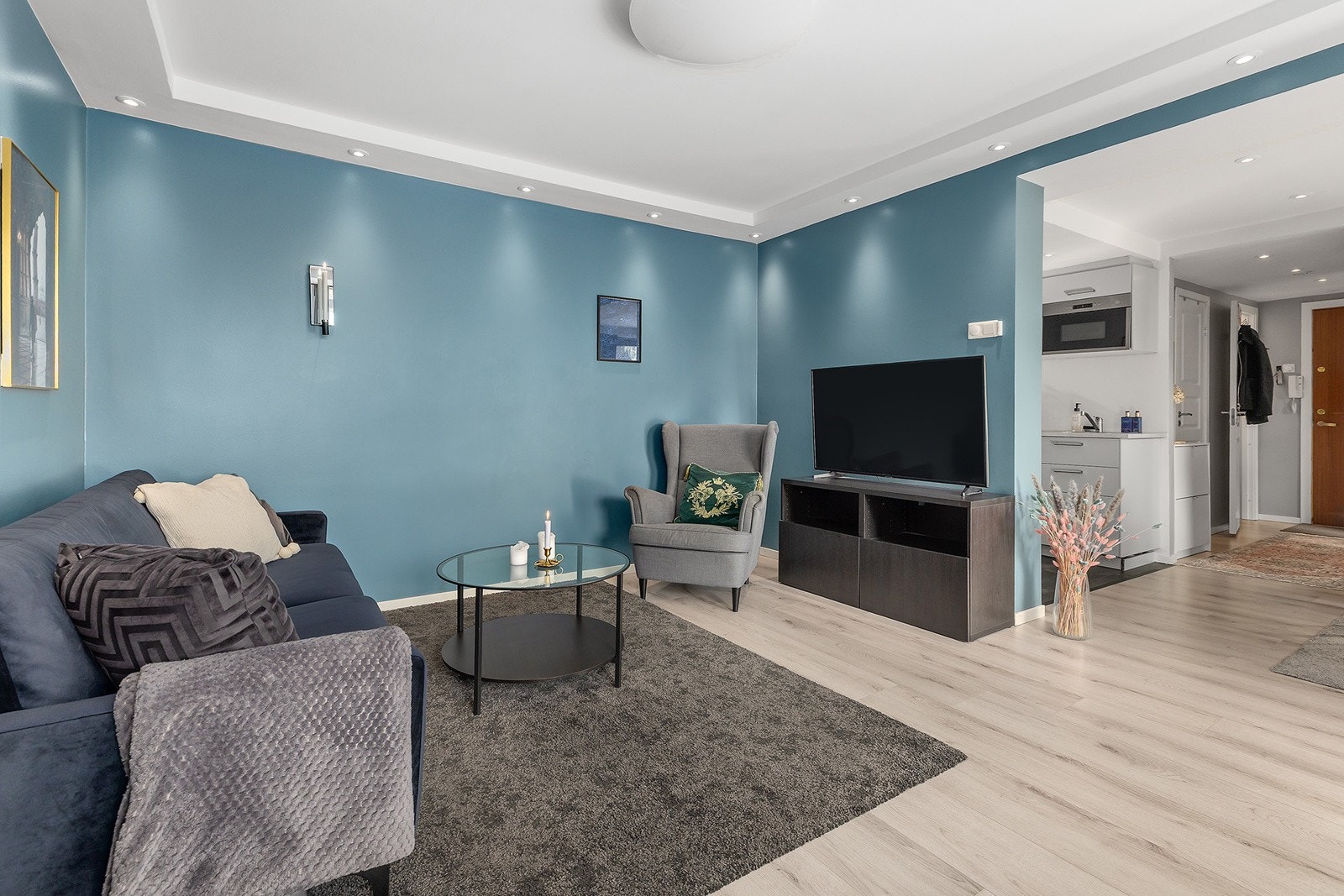 Stilren stue med downlights i himling som gir behagelig og jevn belysning Galleribilde