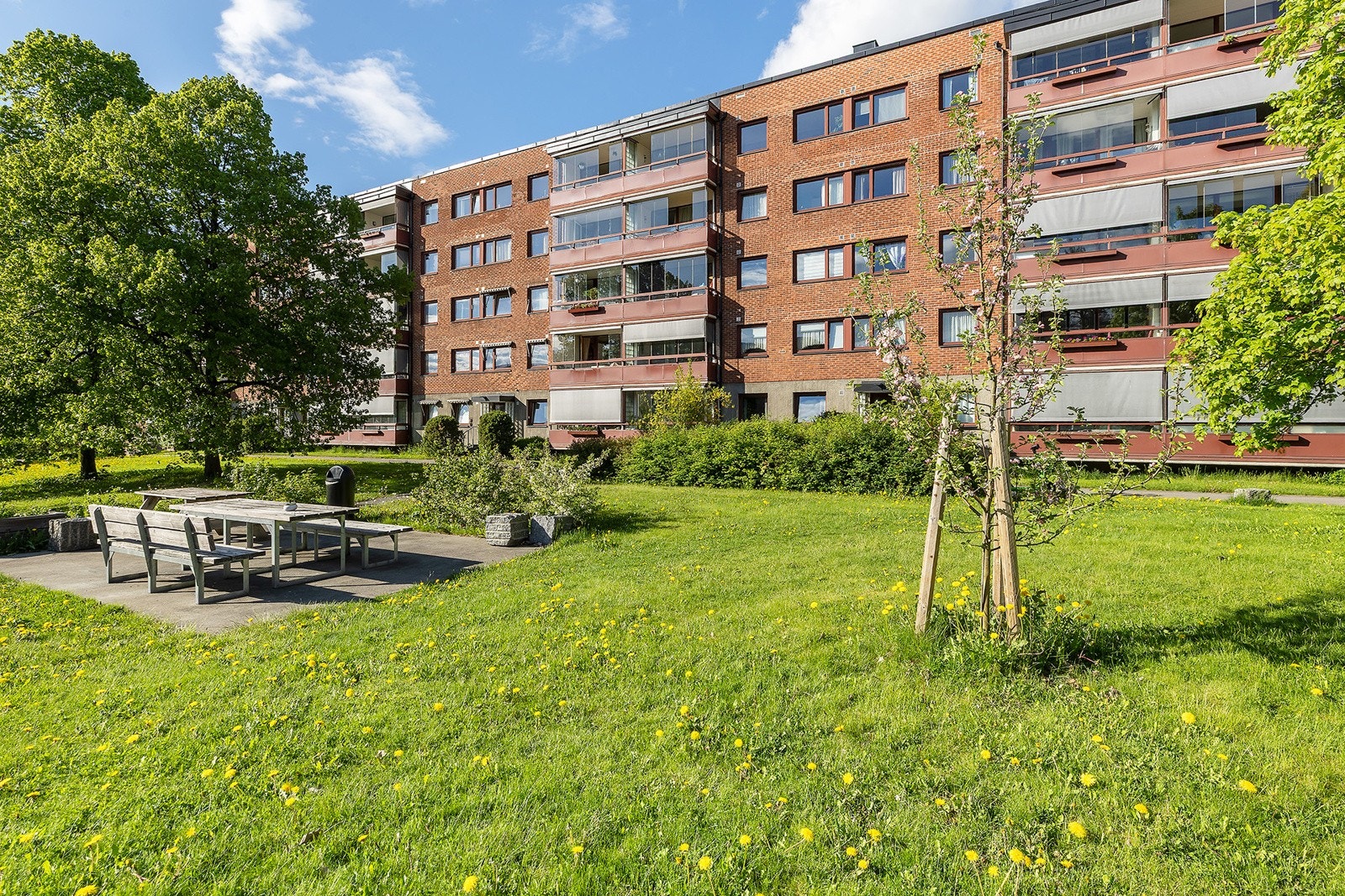 Velholdte og frodige fellesområder som innbyr til opphold og trivsel Galleribilde