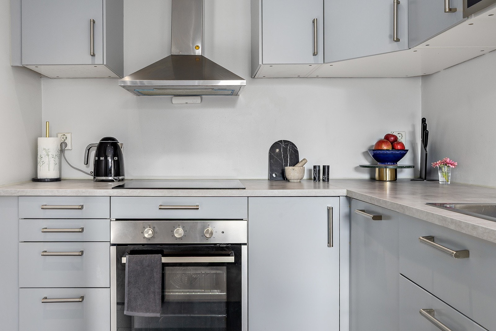 Kjøkkenet har IKEA innredning fra 2019 med glatte fronter og laminat benkeplate. Integrert oppvaskmaskin, platetopp, stekeoven. Vannstoppesystem og komfyrvakt. Galleribilde