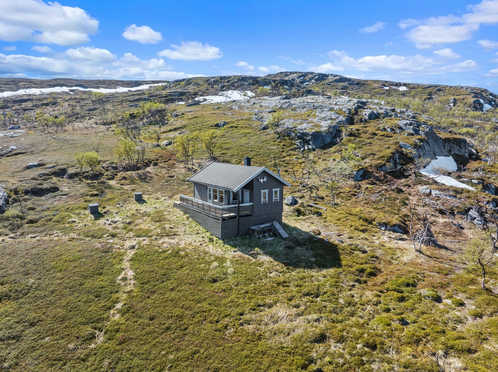 Øverst oppe i feltet ligger denne flotte hytta, nyt stilleheten her med magist utsikt. Galleribilde