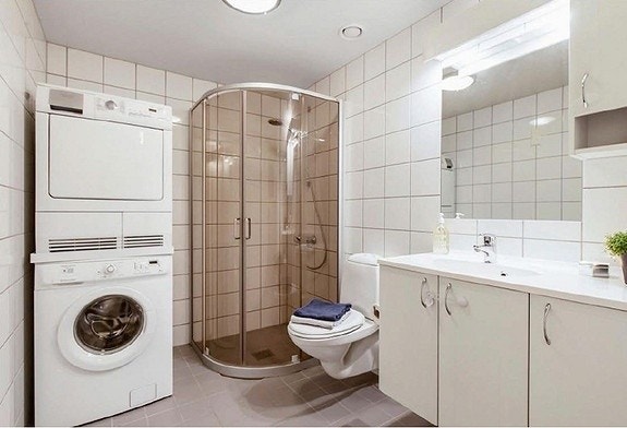 Toalett med hvitevarer Galleribilde