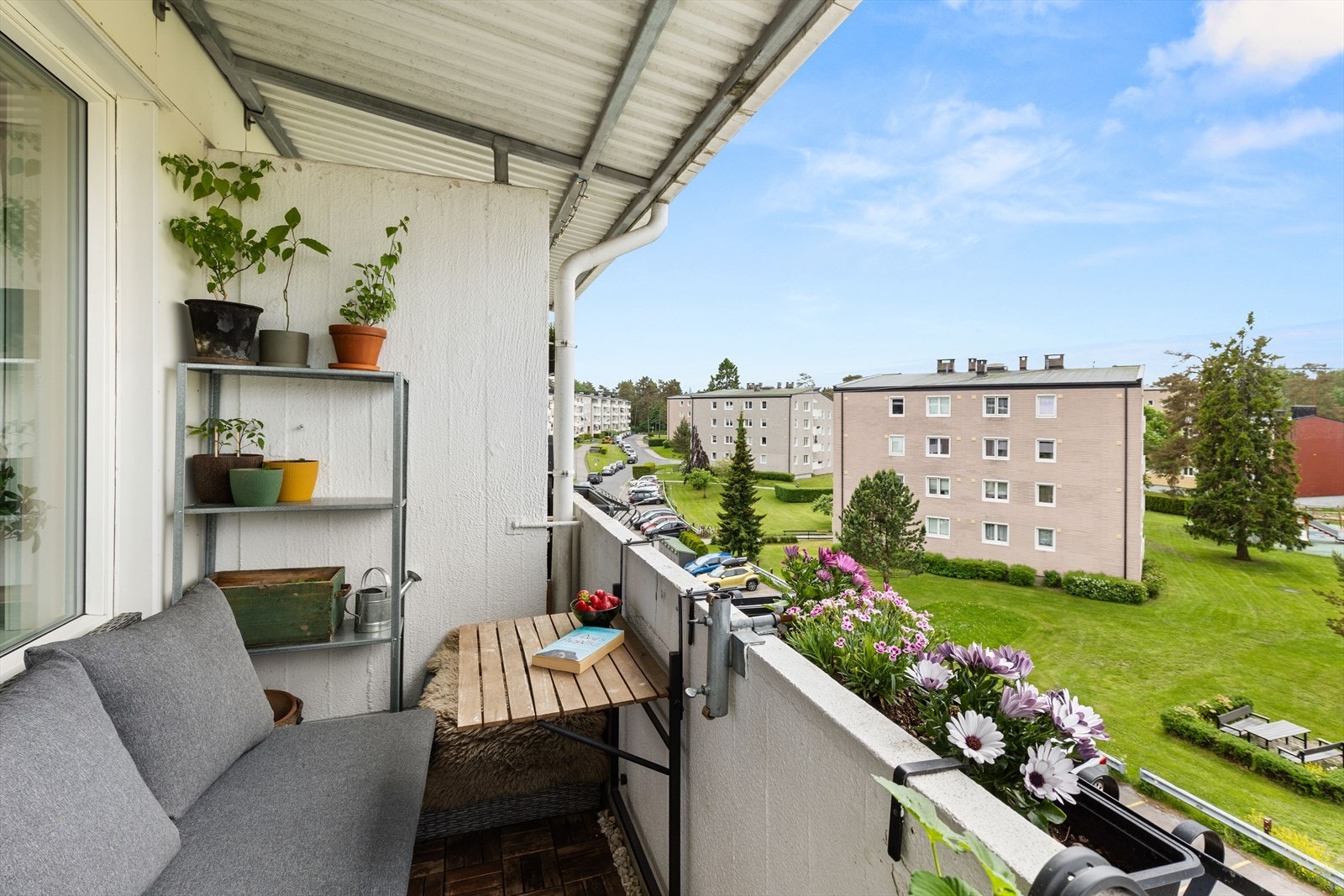 Hyggelig utsikt over de frodige og store fellesområdene Galleribilde