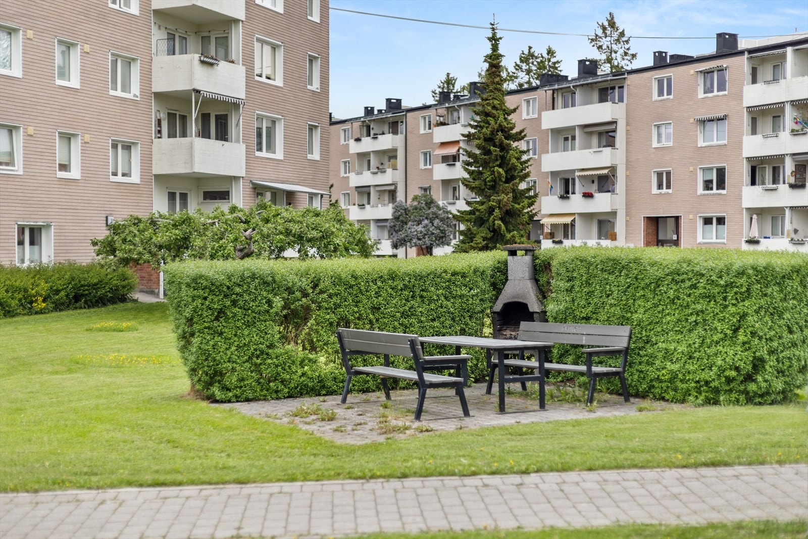 Her er det muligheter for en prat med naboen og for grilling Galleribilde