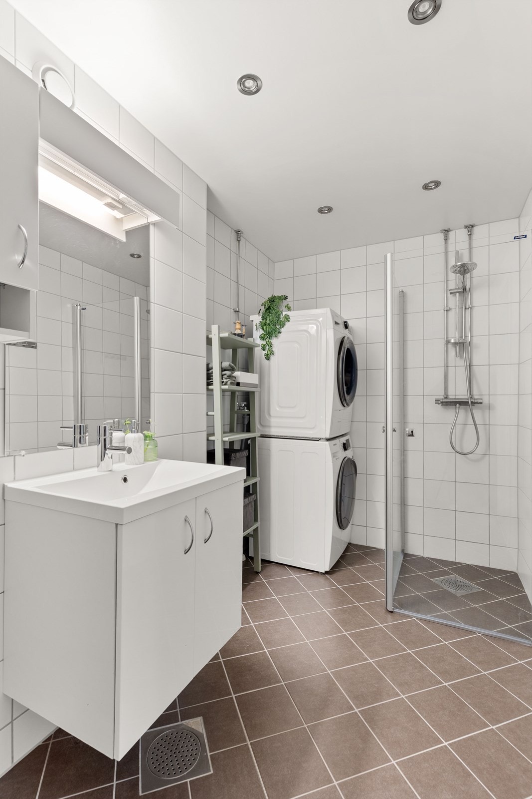 Det er opplegg for vaskemaskin og tørketrommel på badet - vaskemaskinen følger med på kjøpet Galleribilde