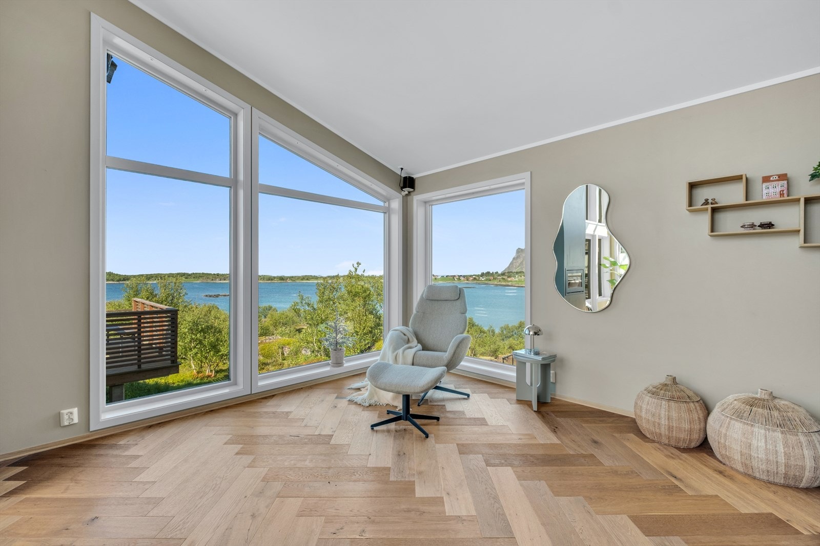 Store vindusflater i stua som gir masse lys inn i rommet. Galleribilde