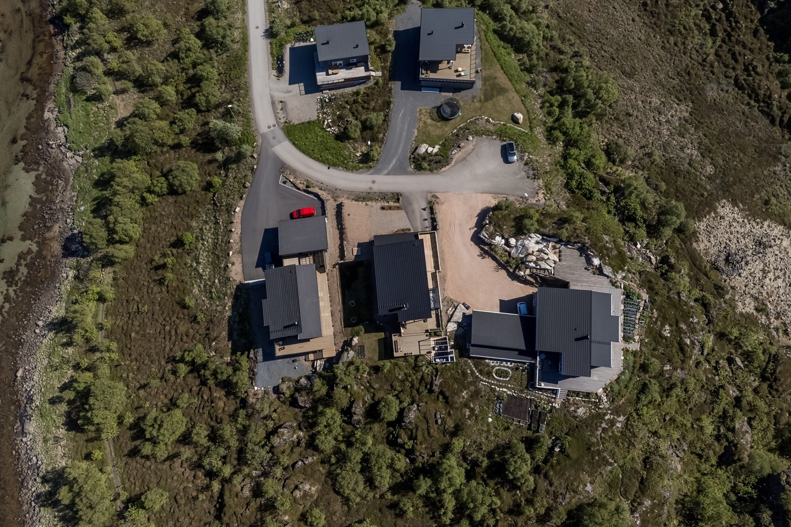 Dronebilde/områdebilde. Spredte eiendommer med fantastisk beliggenhet. Galleribilde