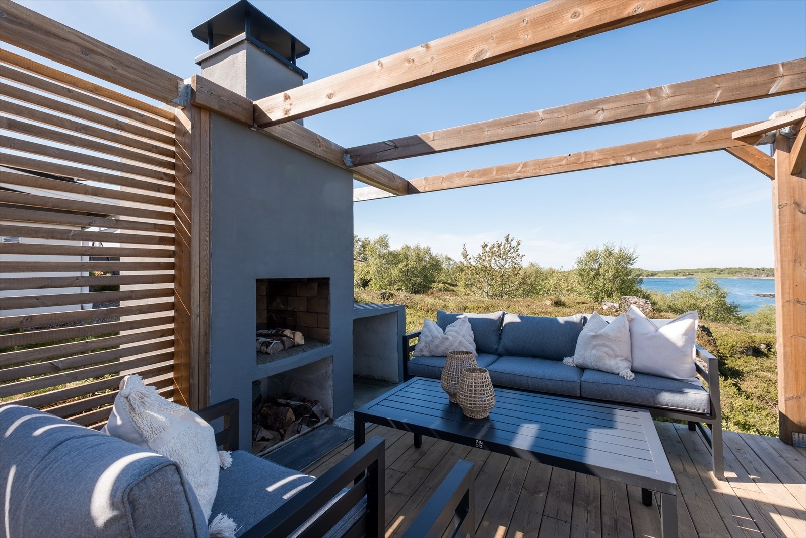 Samle til sosial kos og pergola med vedovn. Galleribilde