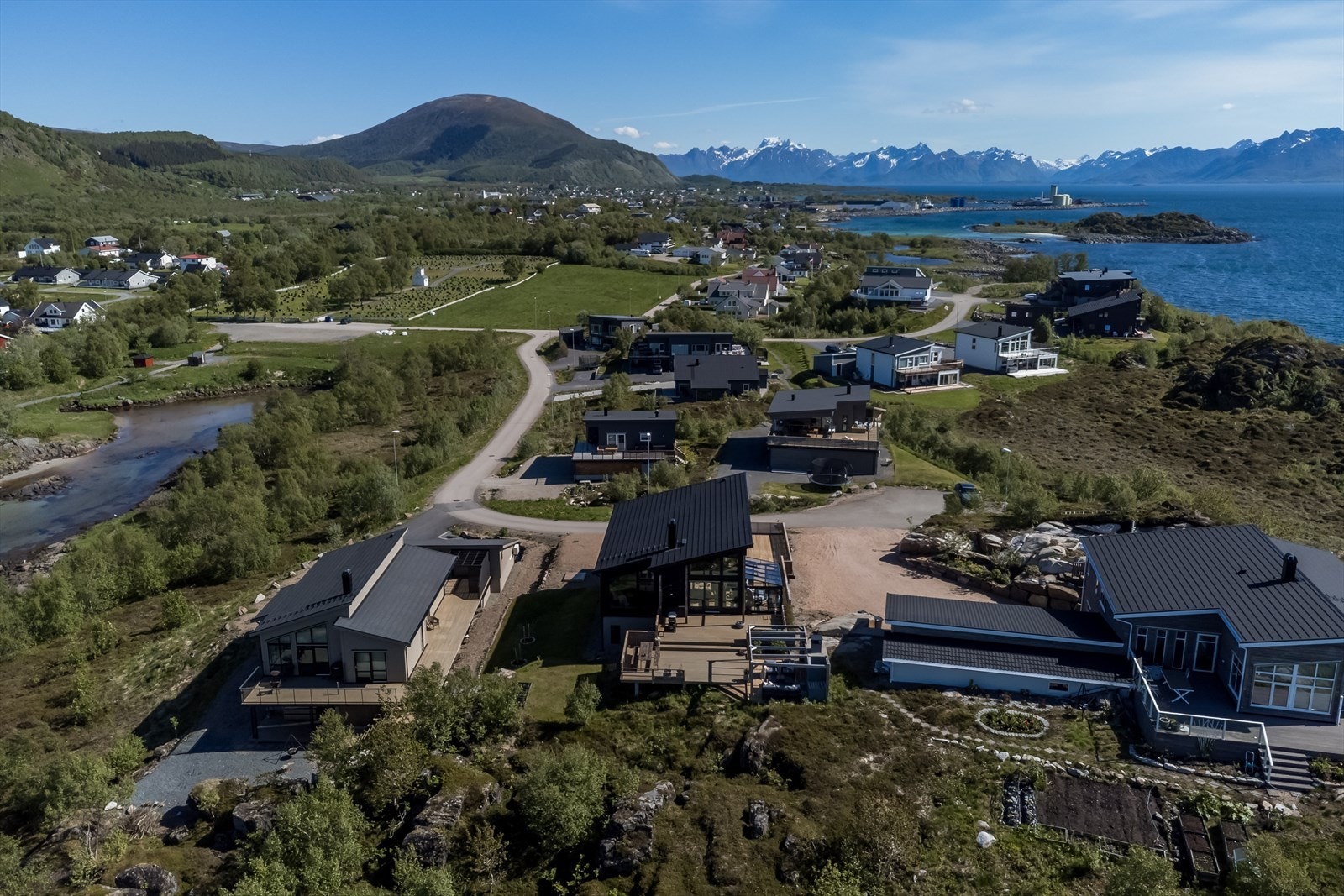 Dronebilde/områdebilde. Kort vei til sentrum med alle fasiliteter. Galleribilde
